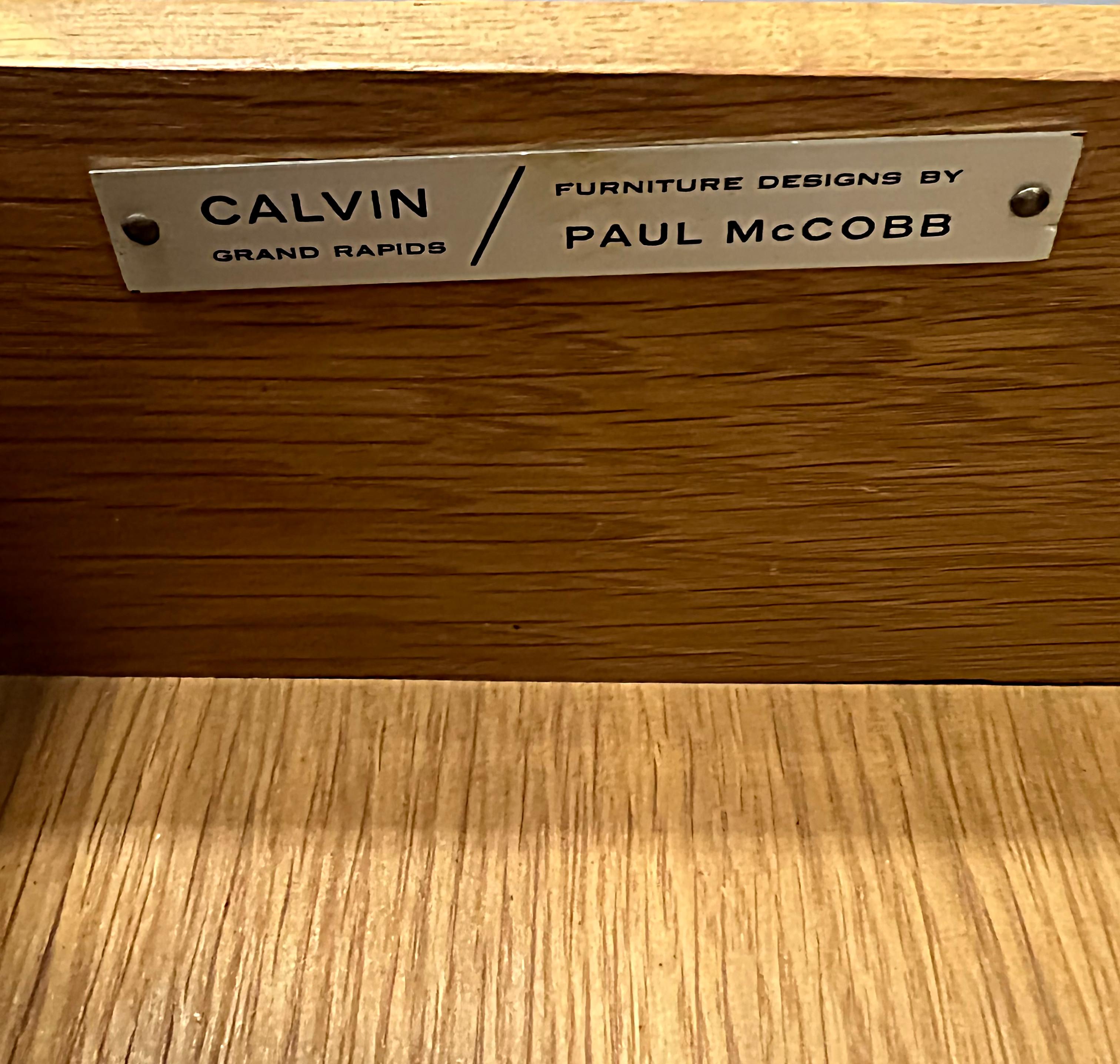 Paul McCobb Calvin Line Schrank aus Leder aus Nussbaumholz, Mitte des Jahrhunderts im Angebot 1