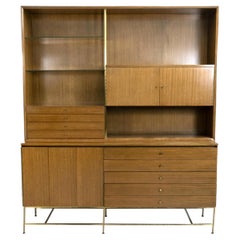 Mid-Century Paul McCobb Calvin Wandschrank Etagere Nussbaum Messing Sockel