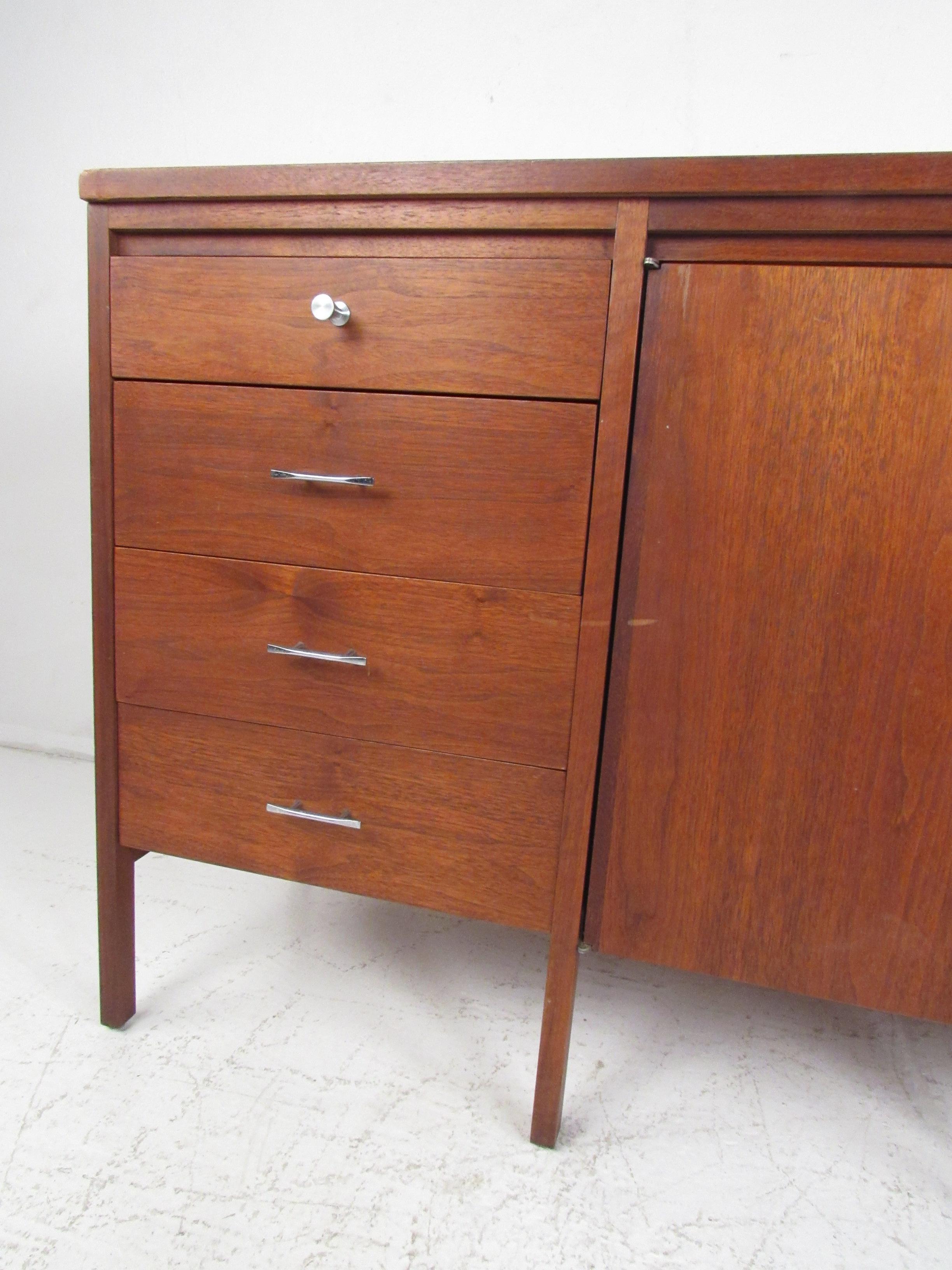 Mid-20th Century Paul McCobb designed Dresser for Lane Furniture For Sale