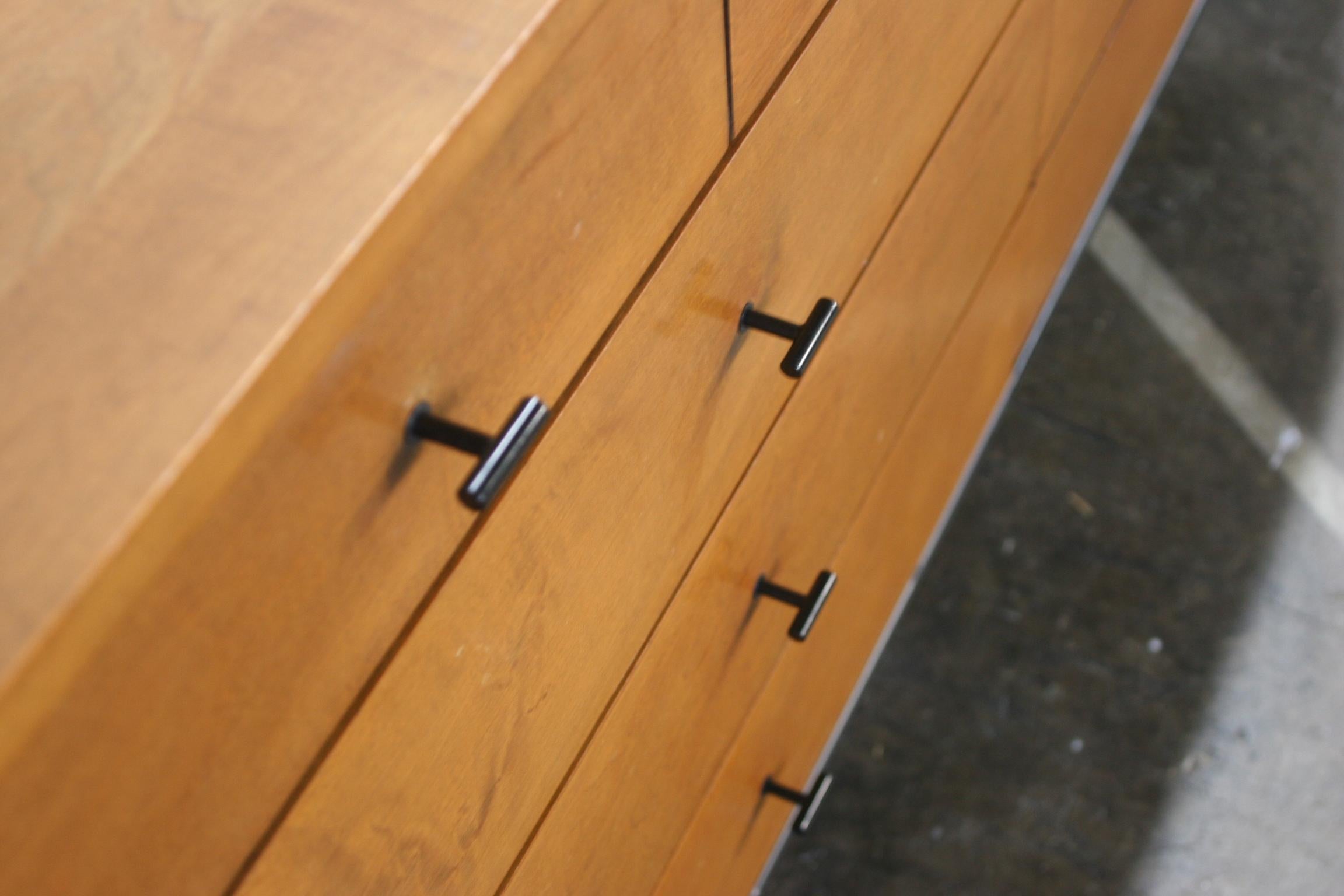 Midcentury Paul McCobb Maple 20-Drawer Dresser #1510 Tobacco Finish T Pulls In Good Condition In BROOKLYN, NY