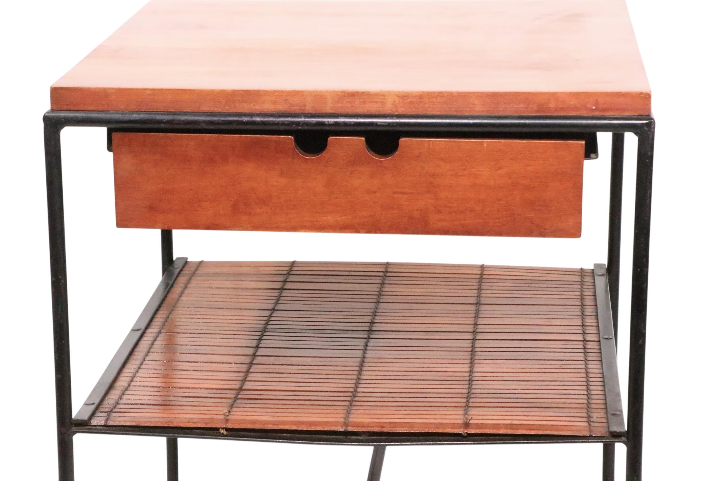 Eccezionale, raro e ricercato, il comodino disegnato da Paul McCobb, realizzato  da Winchendon come parte dell'iconica serie Planer Group, intorno agli anni '50. Il comodino è caratterizzato da una cassa a un cassetto in legno massiccio nella parte