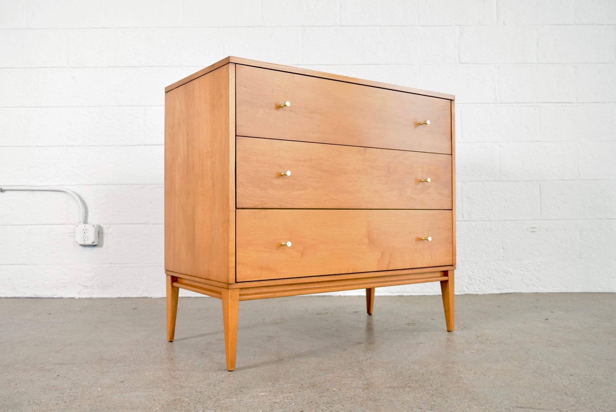 • Exceptional vintage Mid-Century Modern Paul McCobb Planner Group three-drawer dresser chest for Winchendon, circa 1950.
• Simple, elegant Mid-Century Modern styling with clean geometric lines.
• Well crafted from solid wood with signature