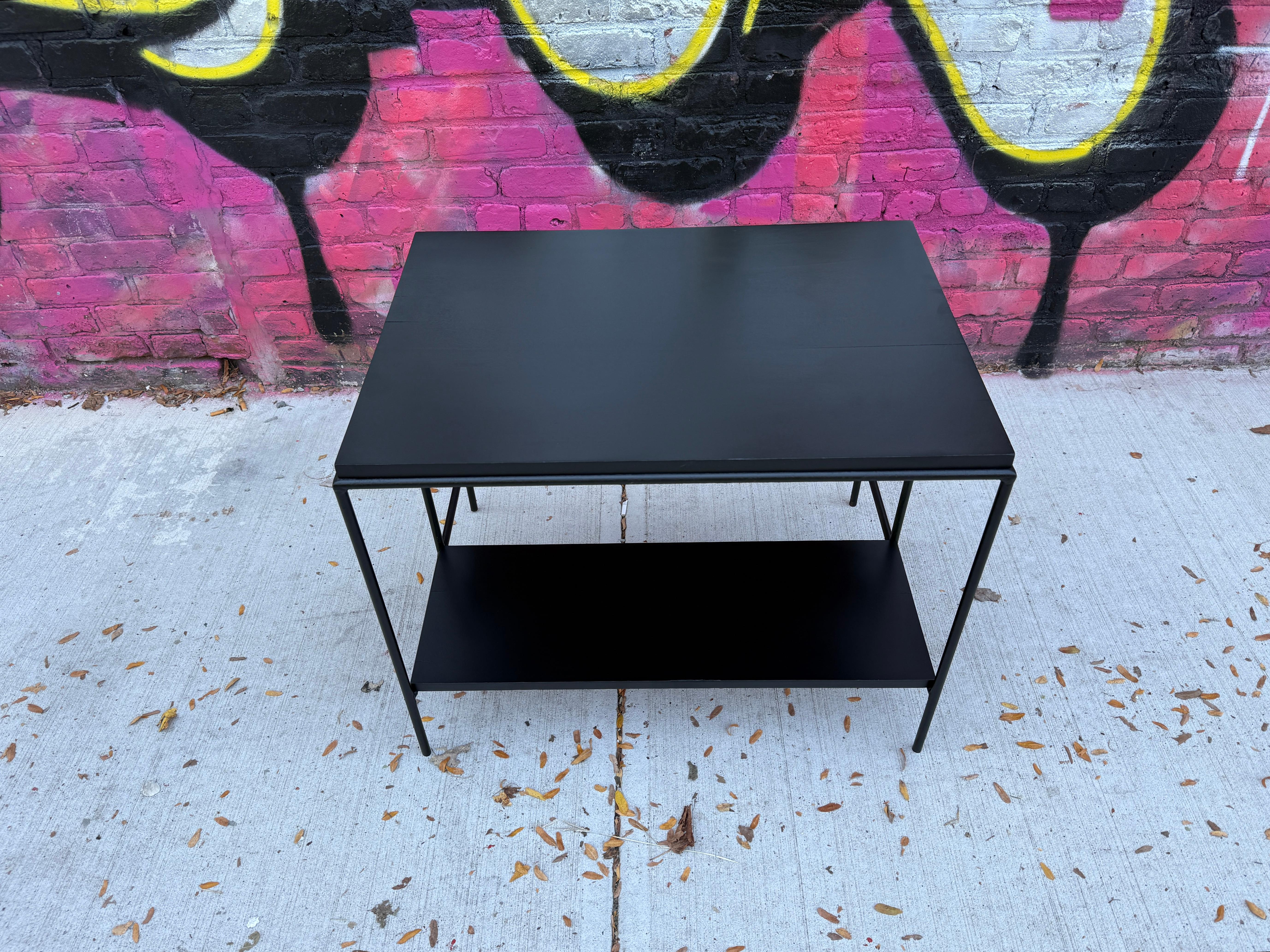 Rare table de nuit ou table d'appoint en érable du début des années 1950 du Paul McCobb Planner Group #1578. Structure en fer noir. Entièrement noir avec une table d'harmonie en érable noir. Paire de tables d'appoint en fer au design très moderne.
