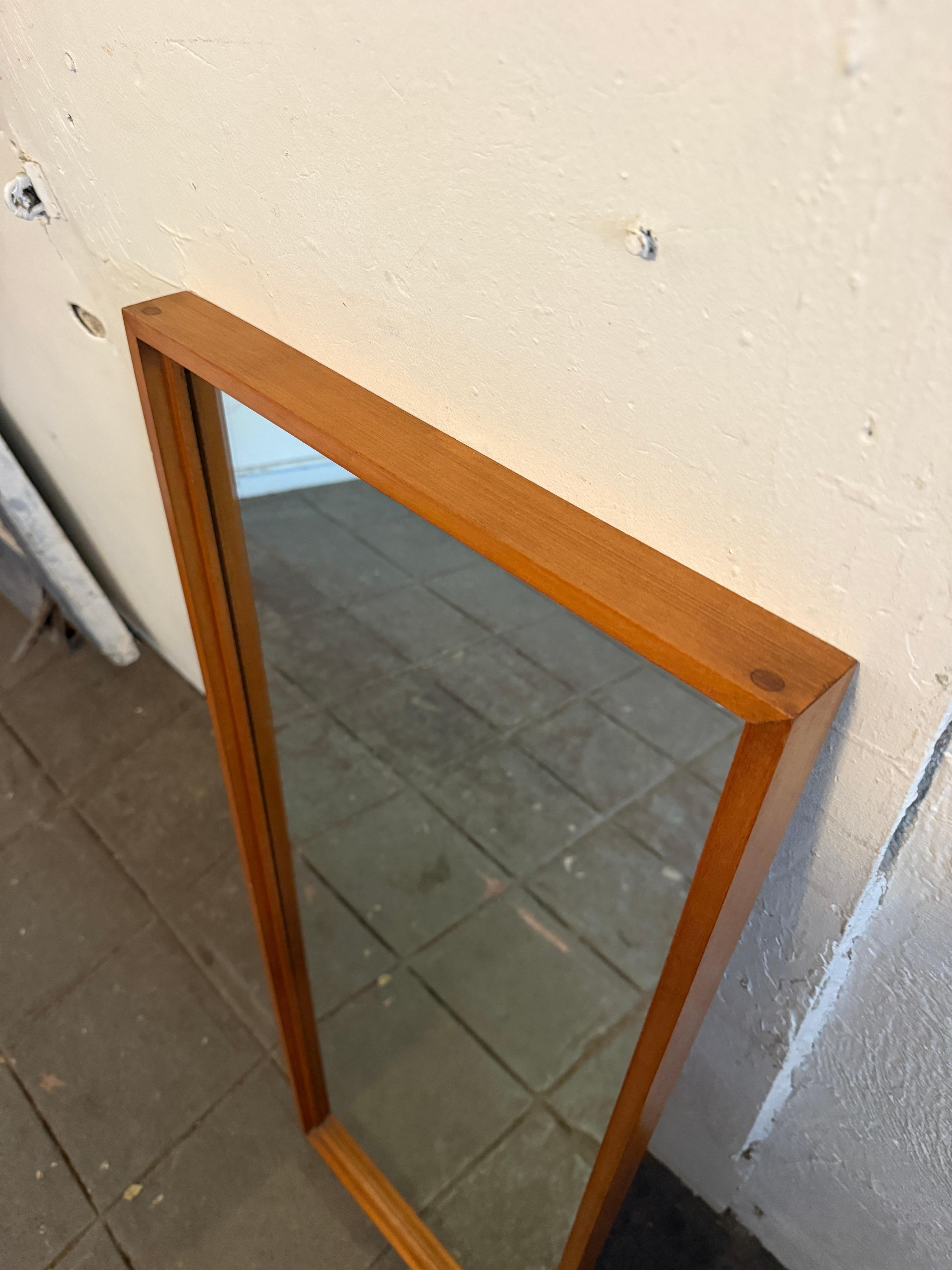 Espejo de pared estrecho de arce macizo de mediados de siglo Paul McCobb Planner Group Moderno de mediados de siglo en venta