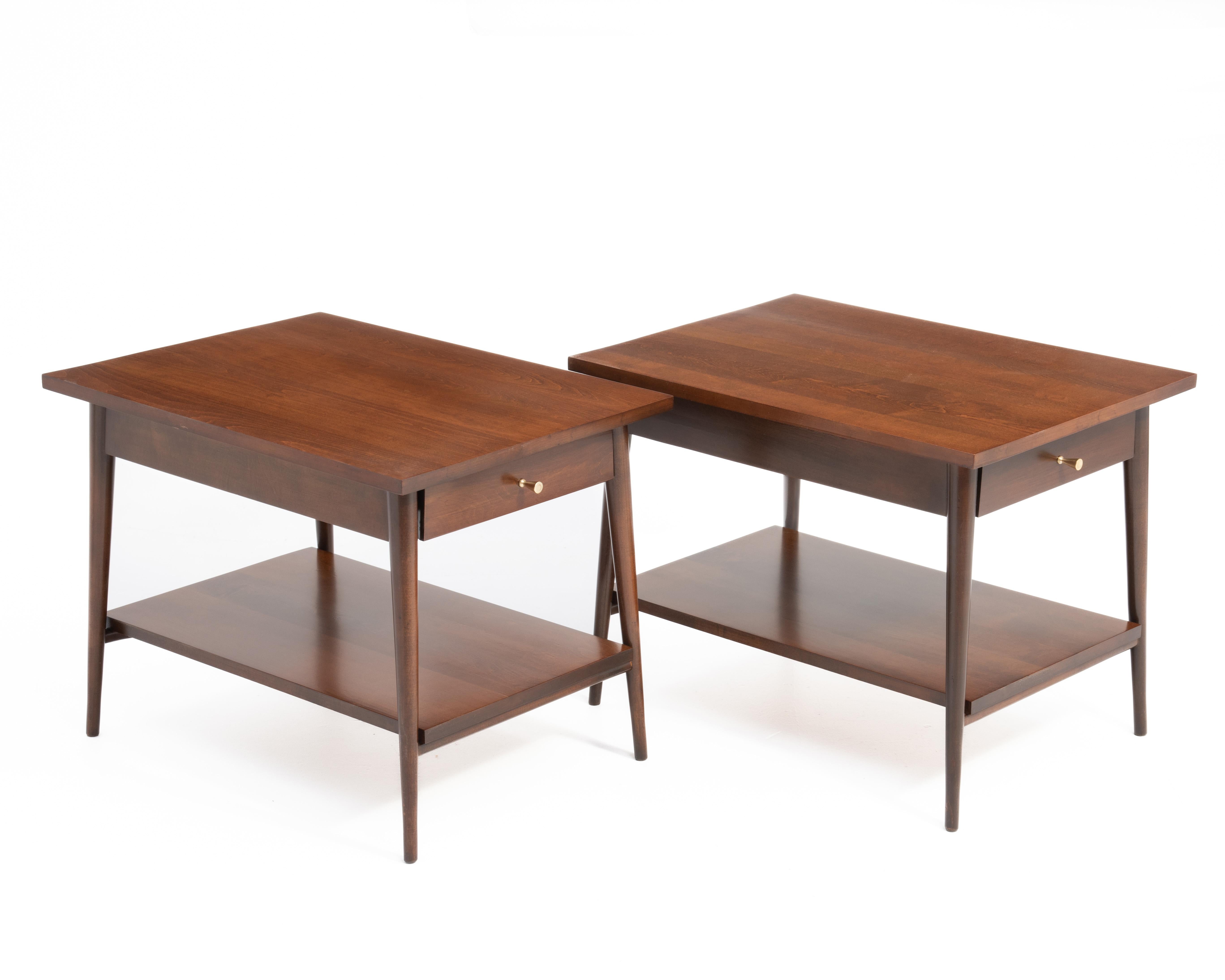 Paire de tables d'appoint de Paul McCobb Planner Group for Winchendon furniture. Restauré dans sa couleur marron d'origine avec les accessoires d'origine. Entièrement marqué.