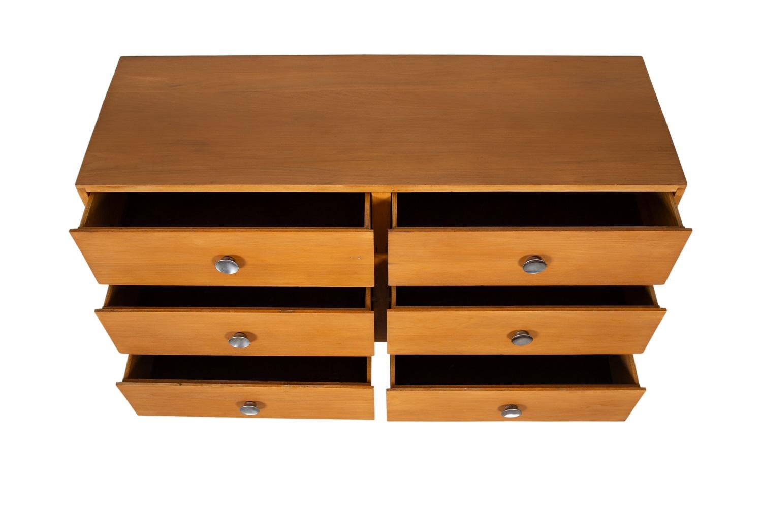 Bellissimo comò a sei cassetti in stile Paul McCobb, un classico della metà del secolo scorso. Dispone di sei cassetti spaziosi e profondi, con tiretti in alluminio, tutti appoggiati su bellissimi piedi affusolati. Il legno è evidenziato in modo