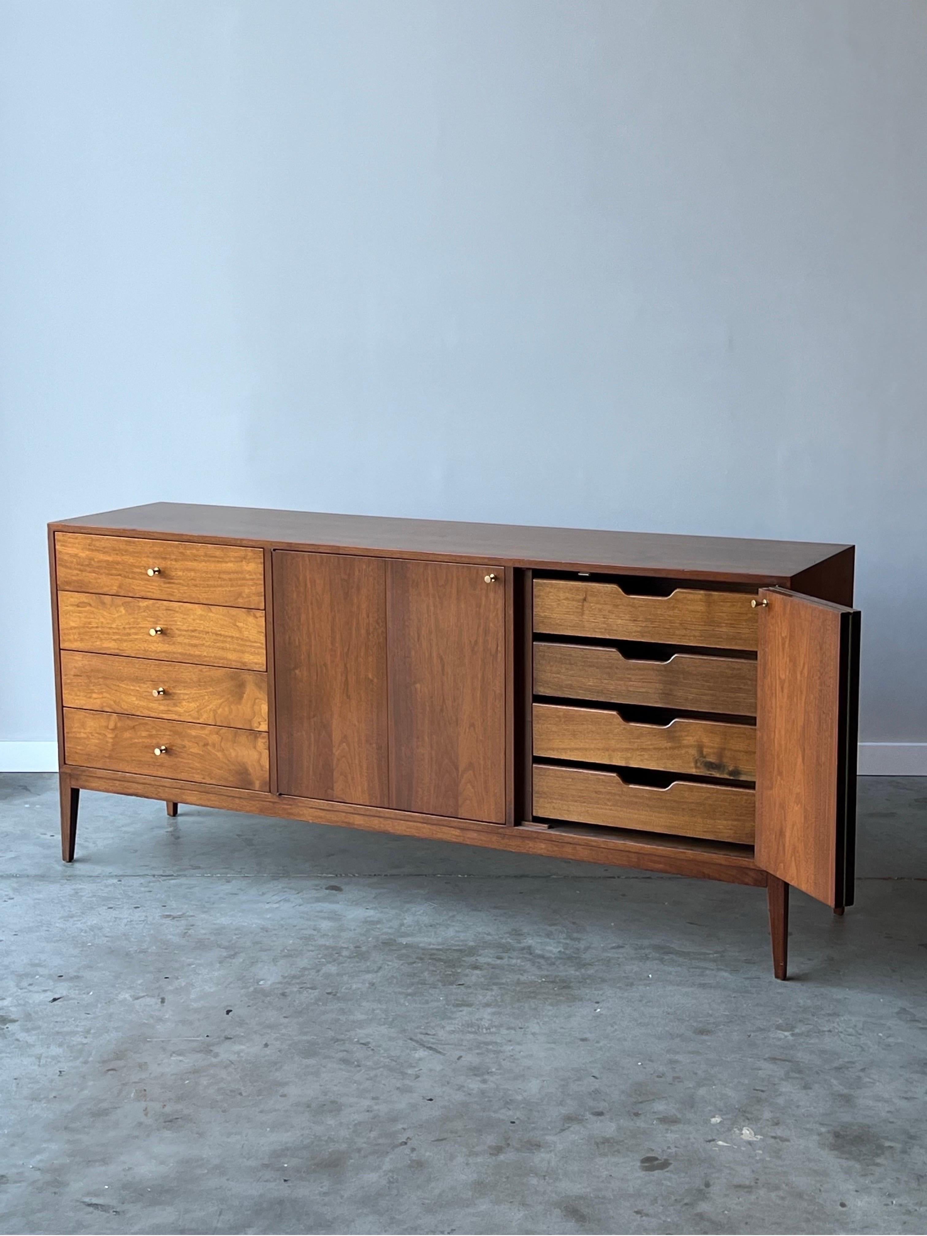 Mid-Century Modern Mid-Century Paul McCobb Style Dresser For Sale