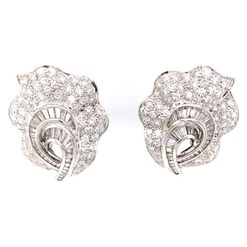 Ein Paar Ohrringe aus 18 Karat Weißgold mit 194 runden Diamanten im Brillantschliff und Baguette-Diamanten von insgesamt 7 ct. und einer Länge von 1,25 Zoll. Signiert: 