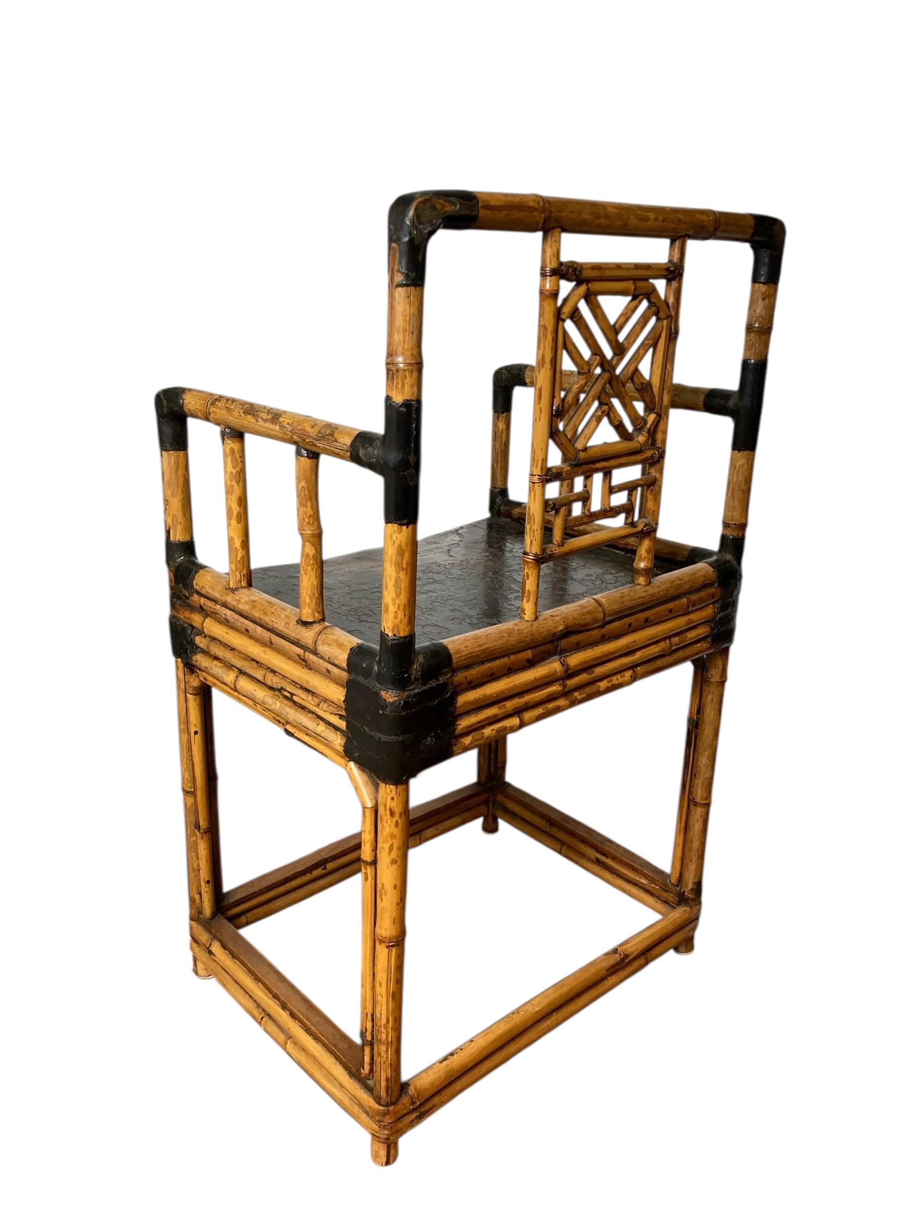 Poltrona o poltroncina in bambù Pavillion Chinoiserie del Mid Century. Realizzata in bambù sostenibile, questa sedia non solo aggiunge un tocco di moderna raffinatezza a qualsiasi ambiente, ma promuove anche una vita ecologica. La sua struttura