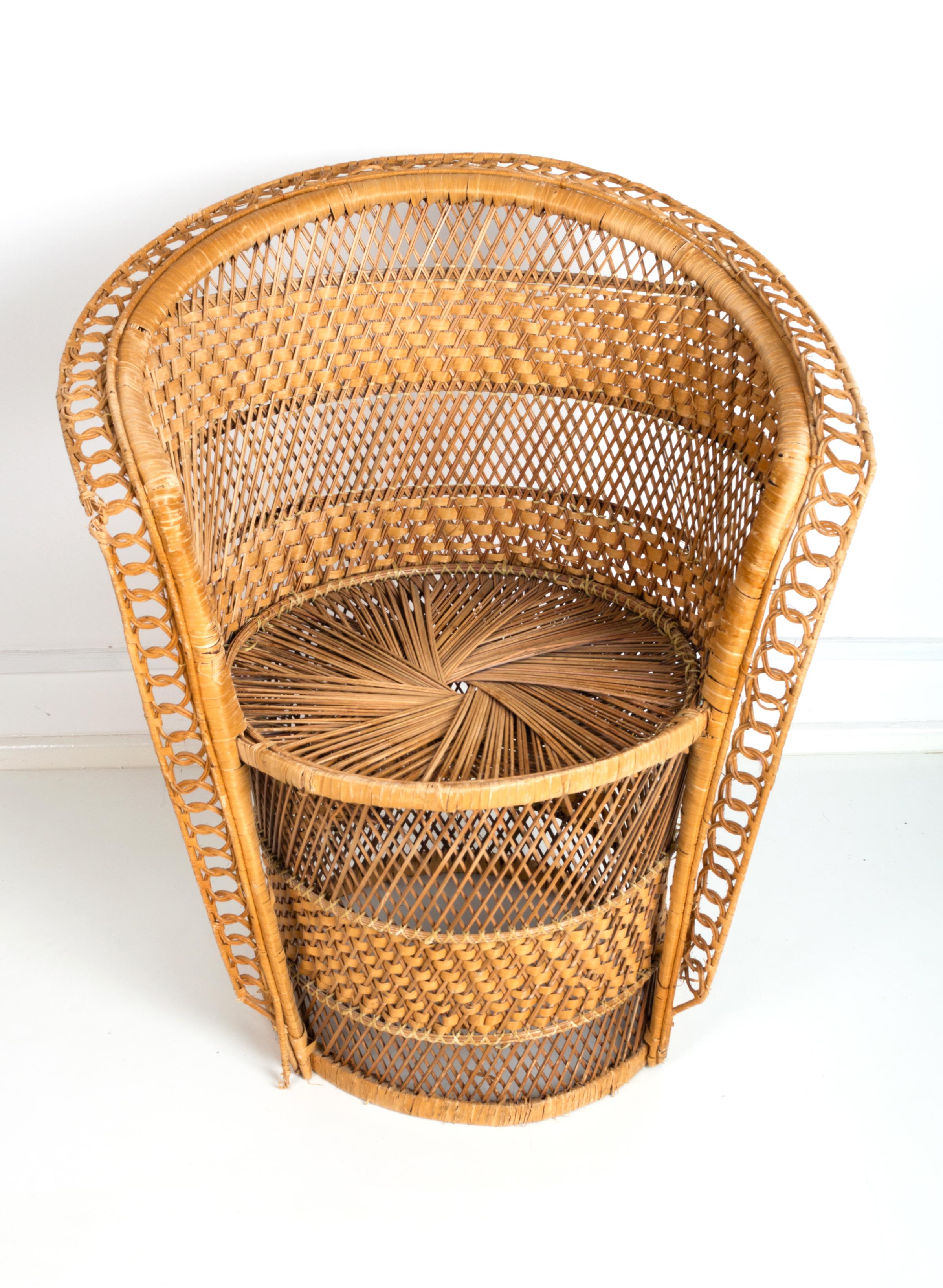 Osier Chaise en rotin et osier paon en forme de tonneau du milieu du siècle dernier, vers 1960, Italie en vente