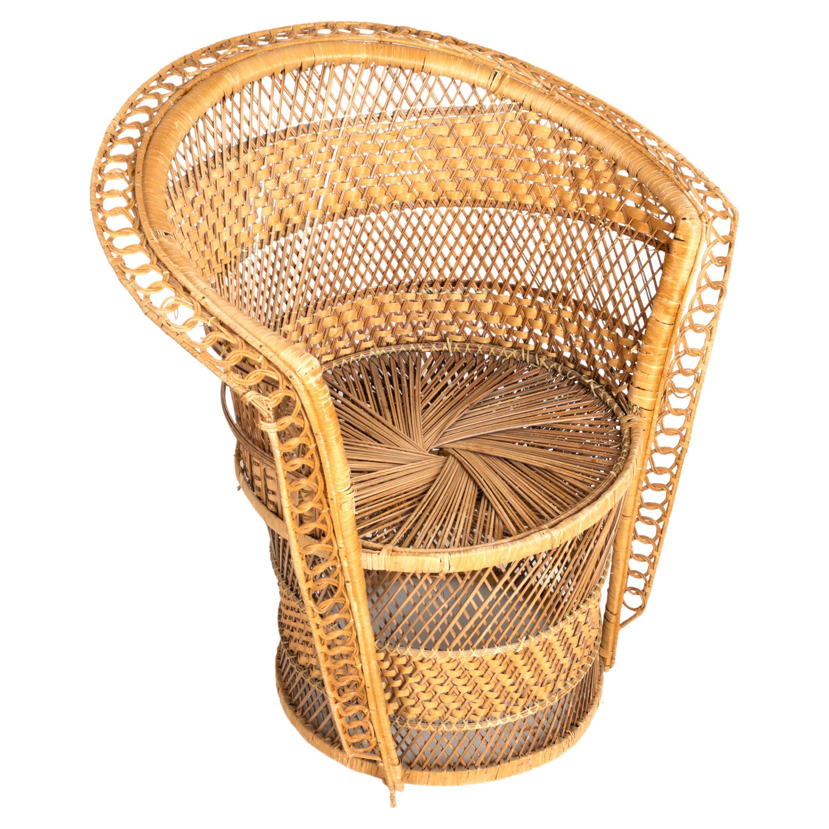 Chaise en rotin et osier paon en forme de tonneau du milieu du siècle dernier, vers 1960, Italie