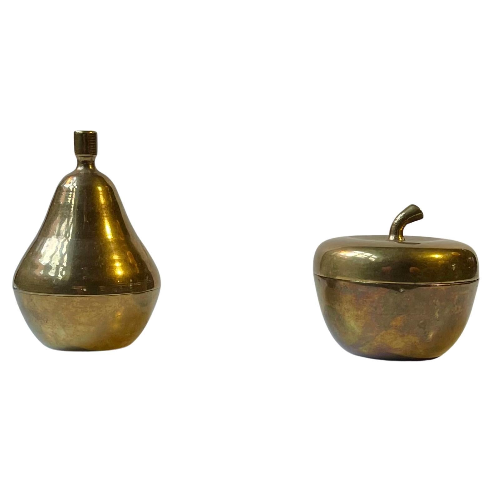 Poires et pommes du milieu du siècle en laiton patiné