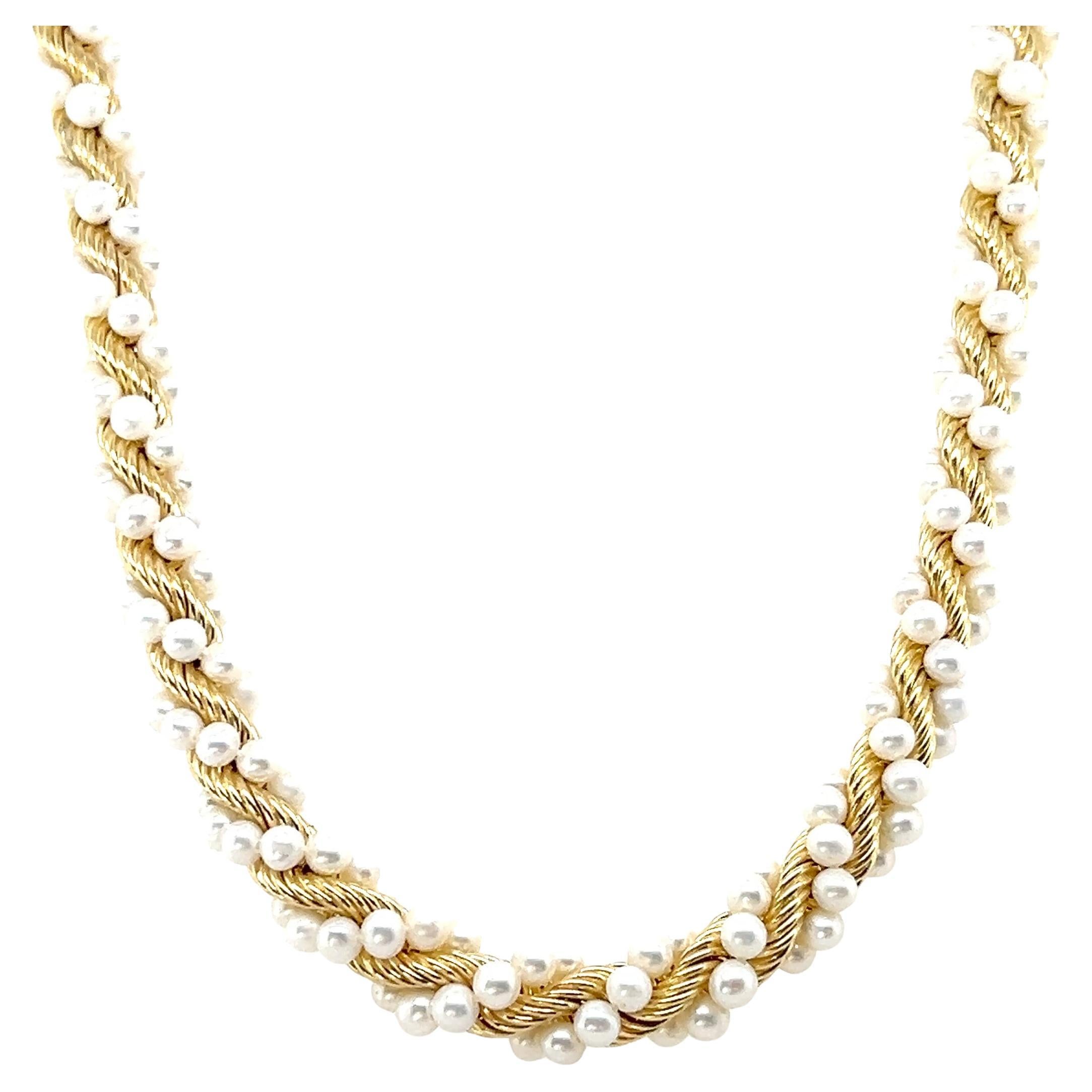 Collana con perle di metà secolo e oro giallo 14k con anelli ritorti in vendita