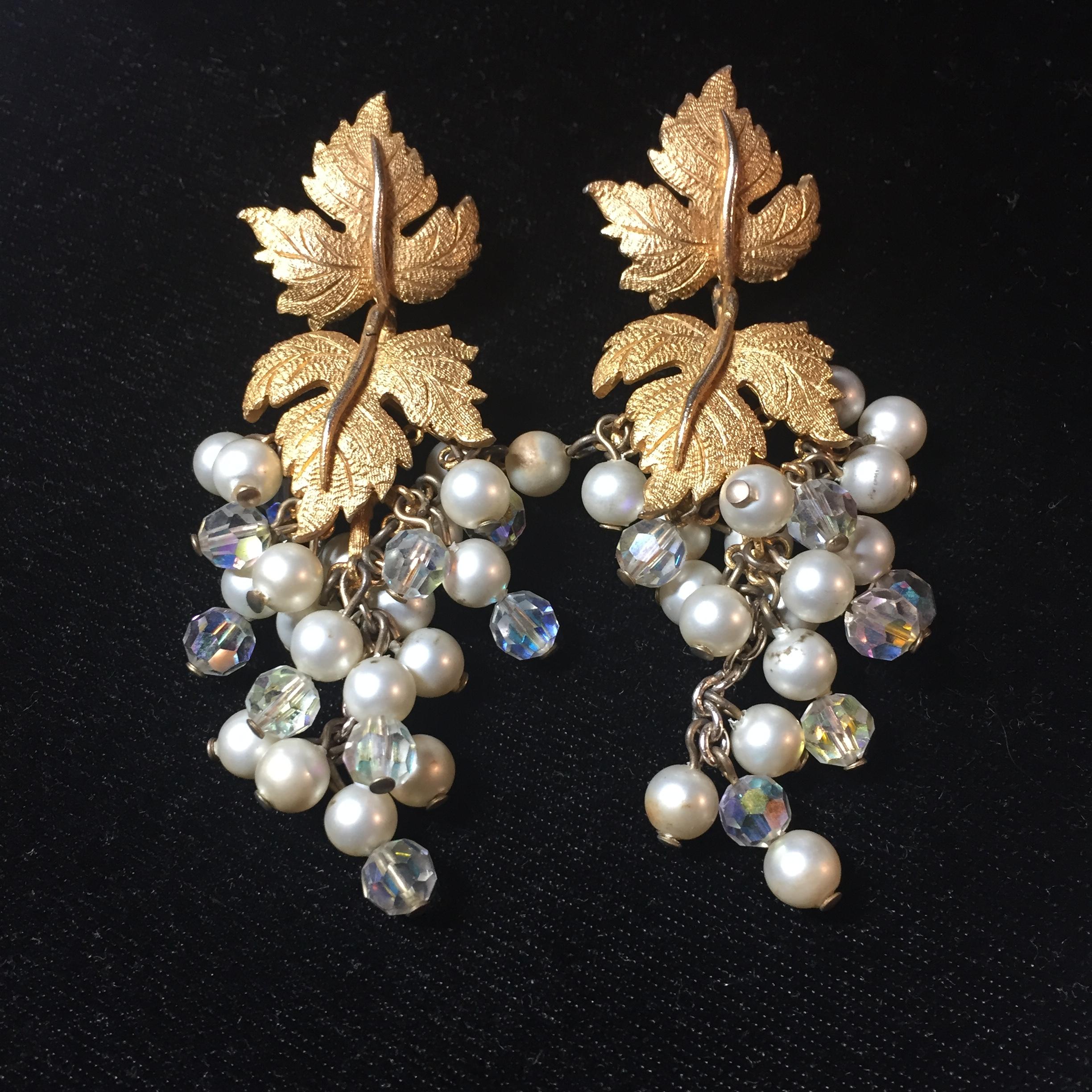 Mid-Century Pearl & Crystal Grape Motif Dangling Earrings, 1950s In Good Condition For Sale In Burbank, CA