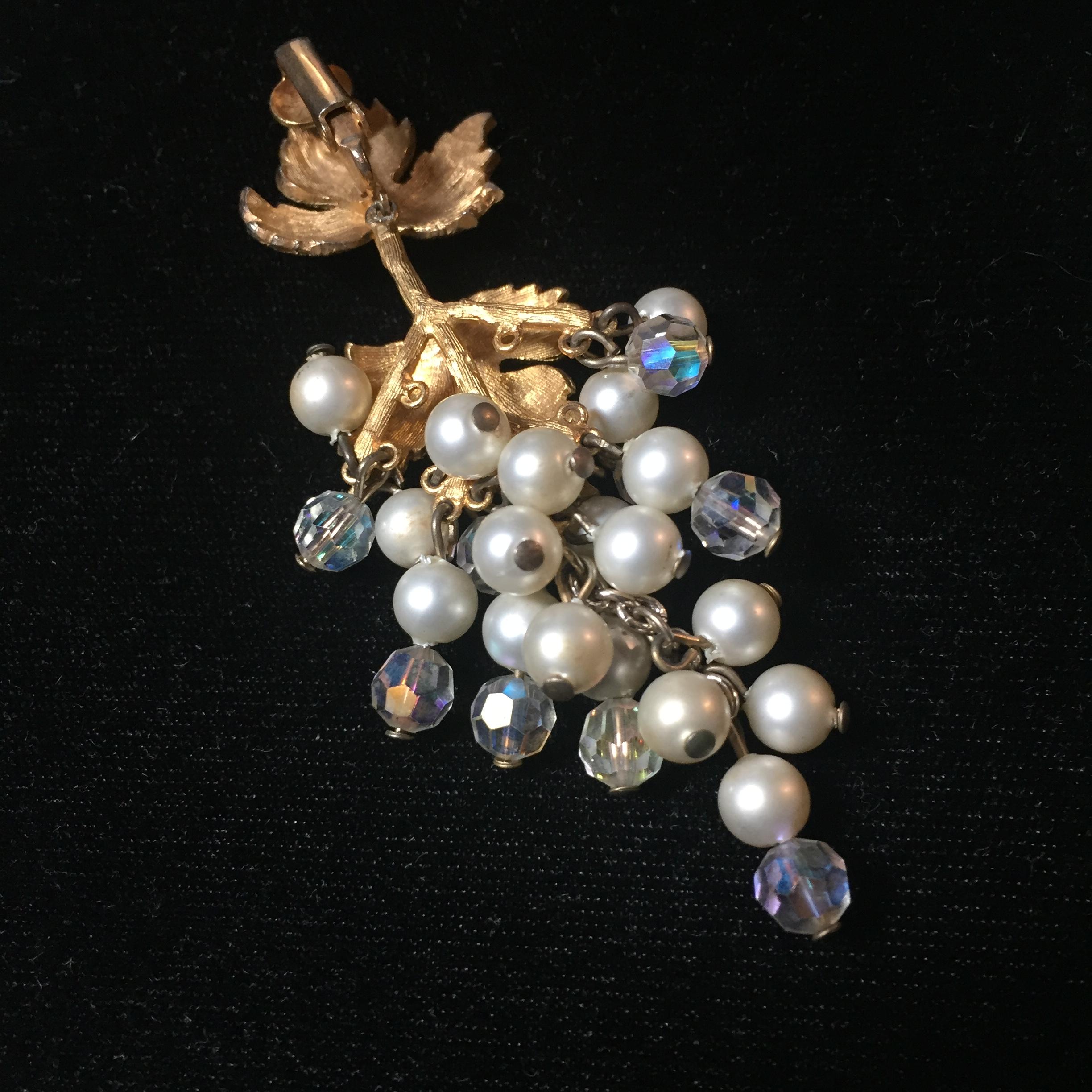 Mid-Century Pearl & Crystal Grape Motif Dangling Earrings, 1950s For Sale 1