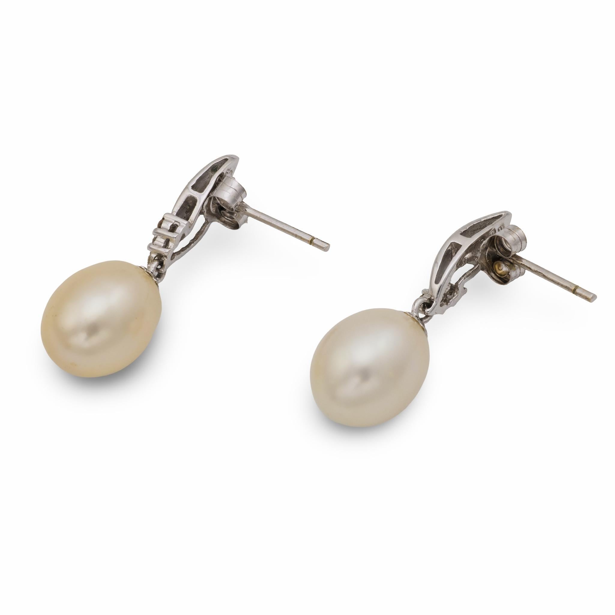 Contemporain Boucles d'oreilles pendantes en or blanc 18k avec perles et diamants Whiting en vente