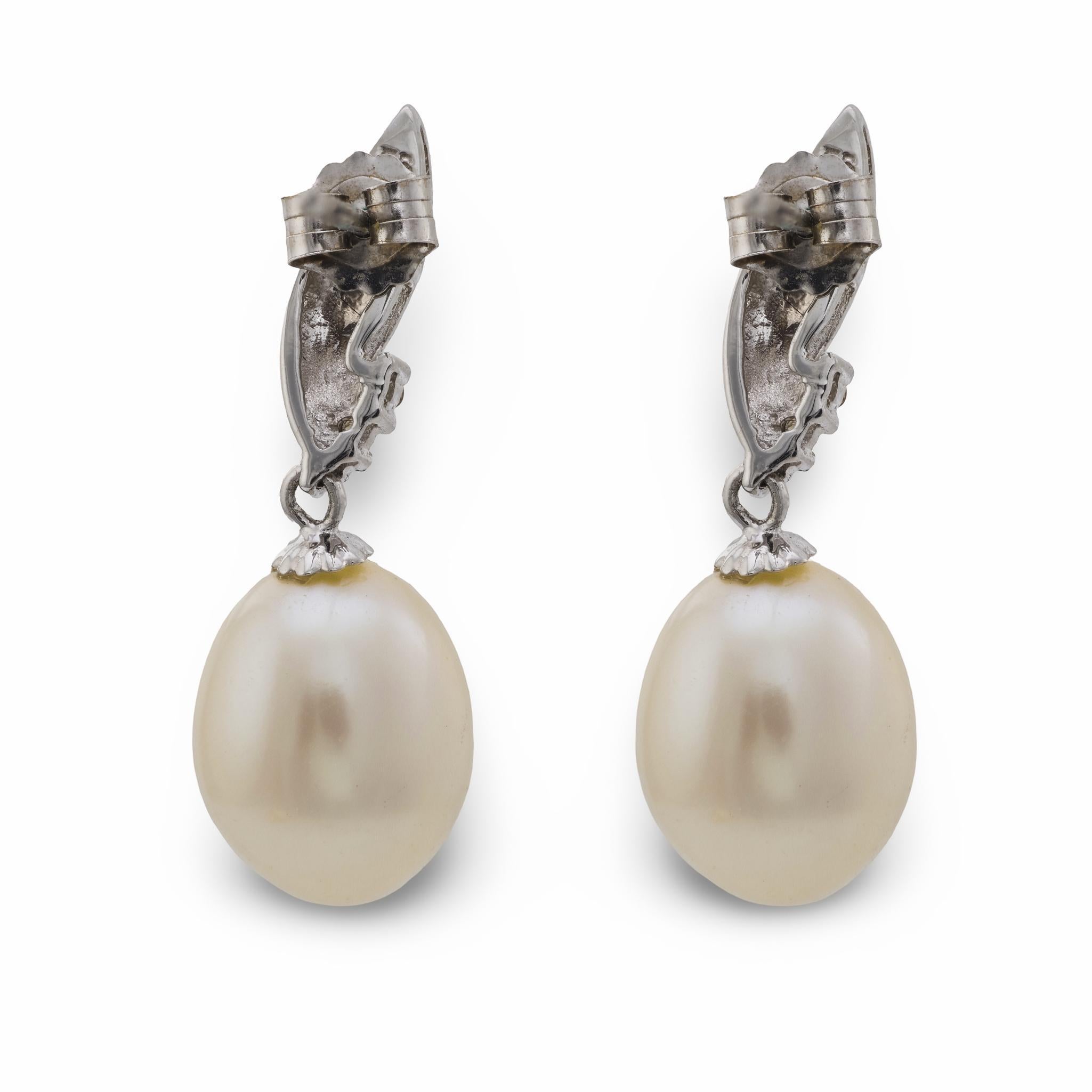 Boucles d'oreilles pendantes en or blanc 18k avec perles et diamants Whiting Bon état - En vente à Beverly Hills, CA