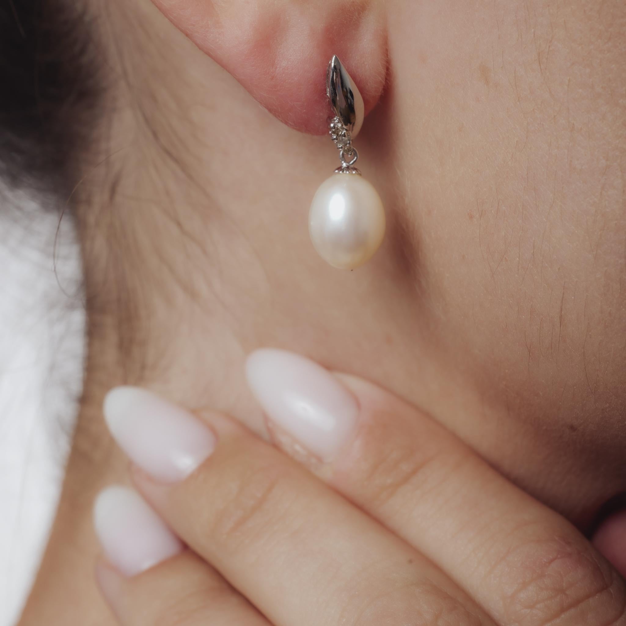 Boucles d'oreilles pendantes en or blanc 18k avec perles et diamants Whiting Pour femmes en vente