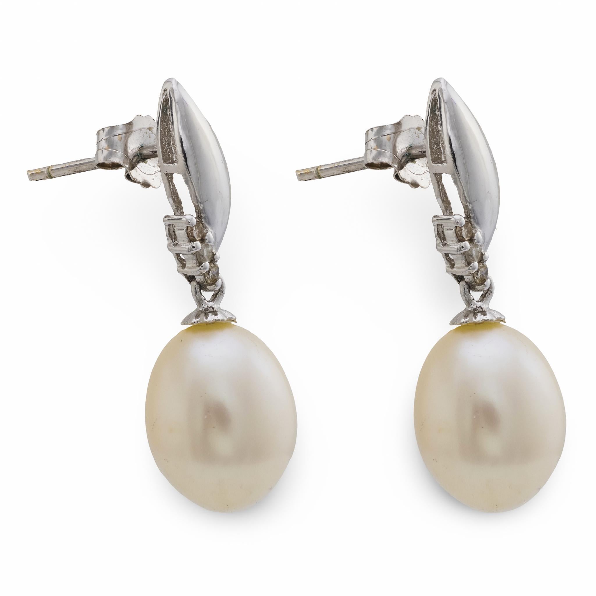 Boucles d'oreilles pendantes en or blanc 18k avec perles et diamants Whiting en vente 1
