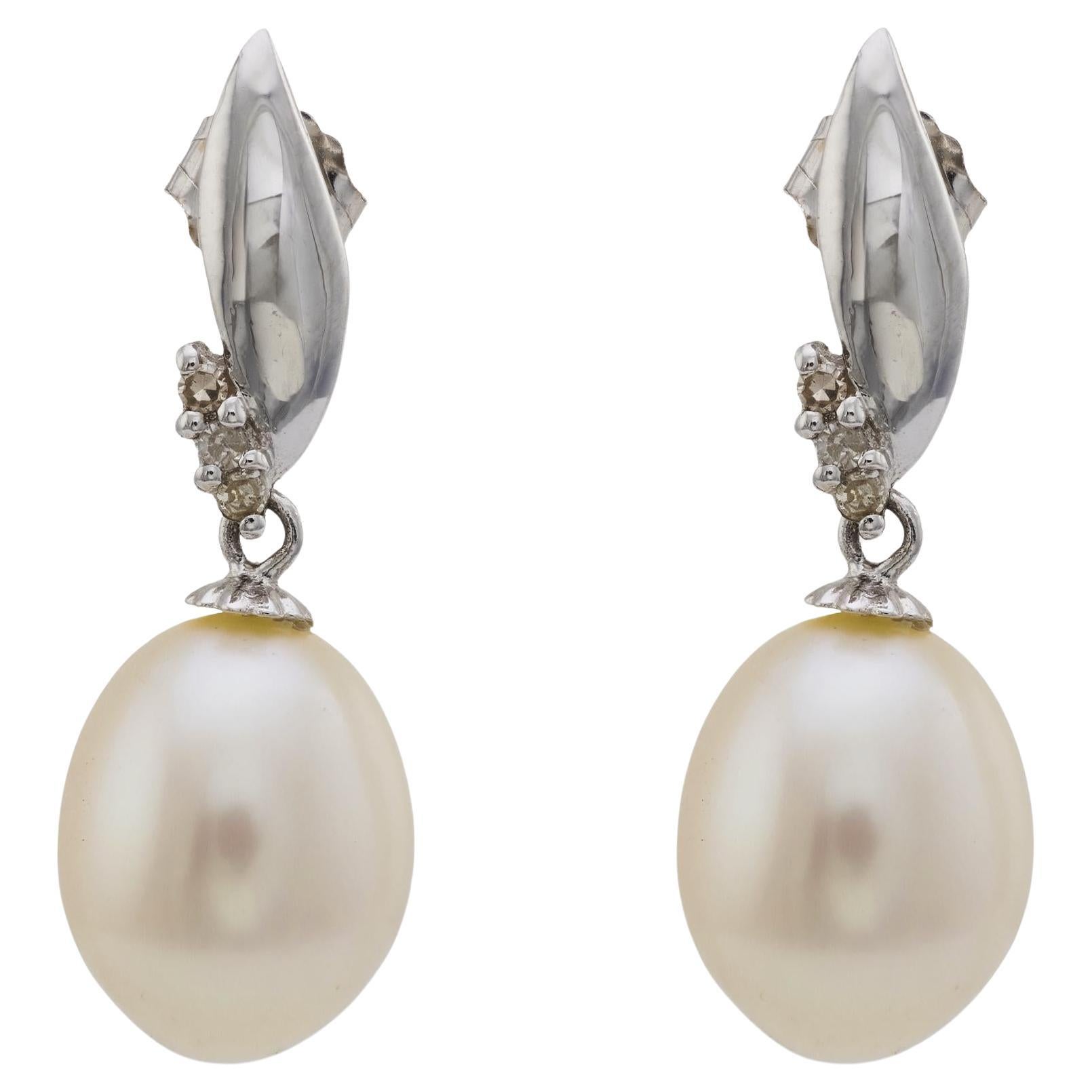 Boucles d'oreilles pendantes en or blanc 18k avec perles et diamants Whiting en vente