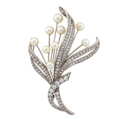 Broche de platino con diamantes y perlas de mediados de siglo