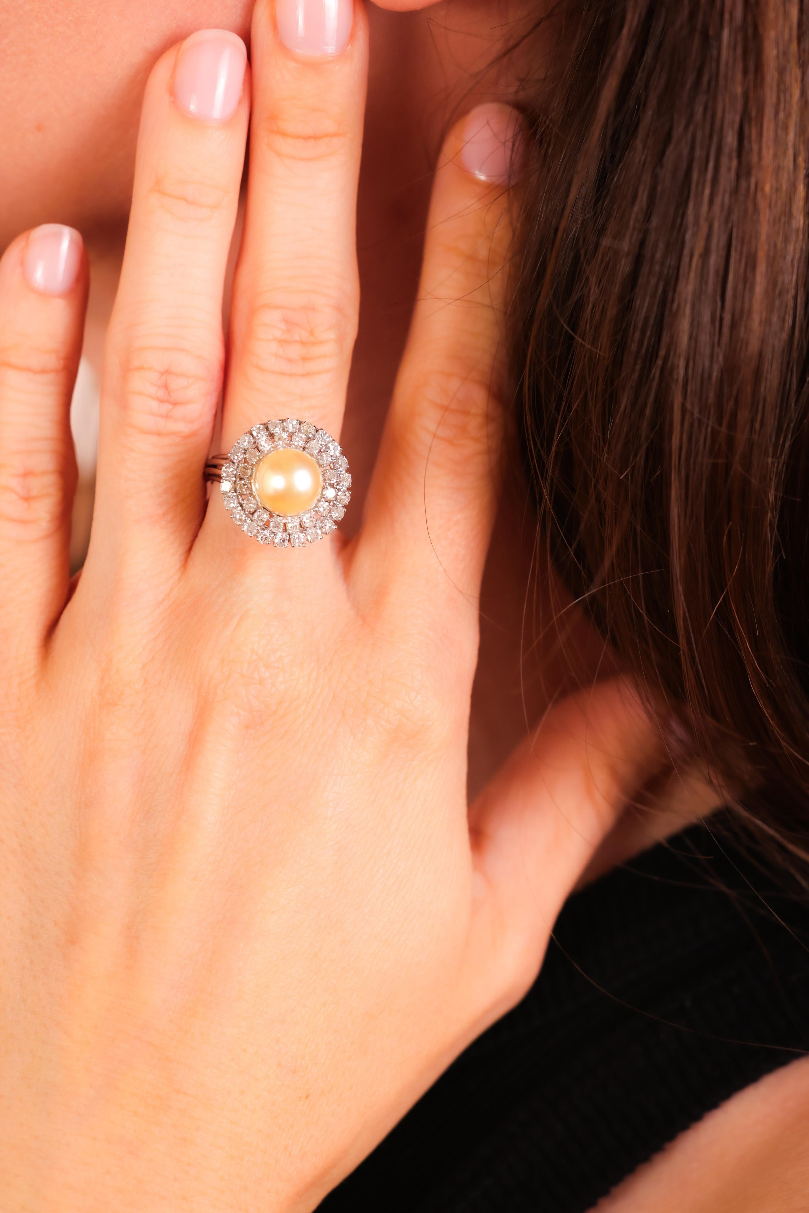 Mittelstein: Südseeperle
Gewicht: 8,7 mm
Akzentuierungsstein: 38 Diamanten
Schnitt: Einfach 
Gewicht: Ungefähr 1 Karat
Farbe: J
Klarheit: VS
Metall: Platin
Epoche: Mitte des Jahrhunderts
Circa: 1950er Jahre
Größe: 5 und kann in der Größe verändert