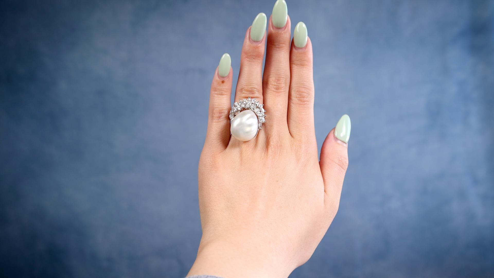 Ein Mid-Century Perle Diamant Platin Cocktail Ring. Ausgestattet mit einer Südsee-Barockperle. Akzentuiert durch 15 Diamanten im Marquise- und 15 runde Diamanten im Brillantschliff mit einem Gesamtgewicht von 1,50 Karat, eingestuft als nahezu