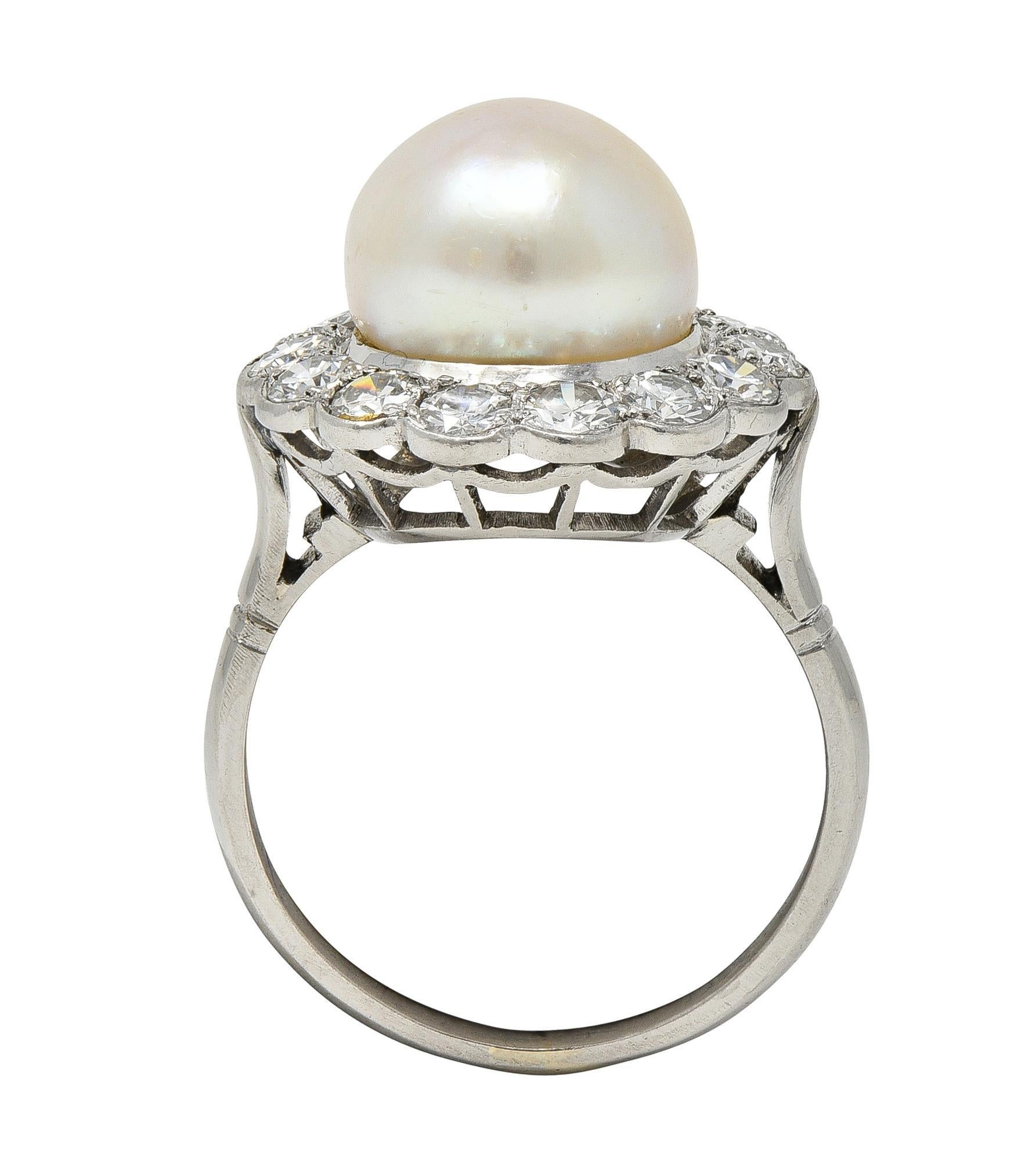 Taglio rotondo Anello aureola vintage in platino con diamante e perla di metà secolo in vendita