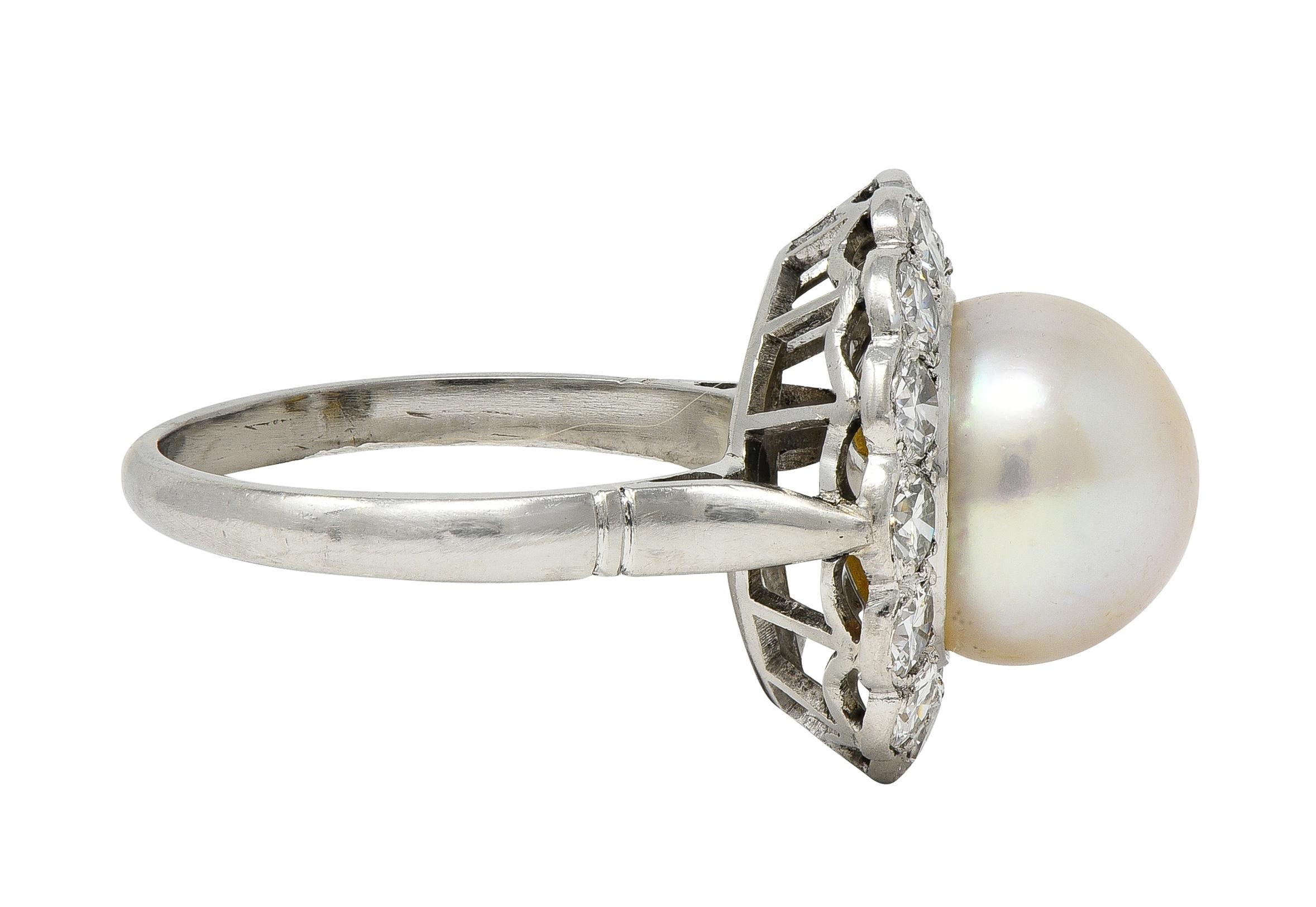 Anello aureola vintage in platino con diamante e perla di metà secolo In condizioni ottime in vendita a Philadelphia, PA