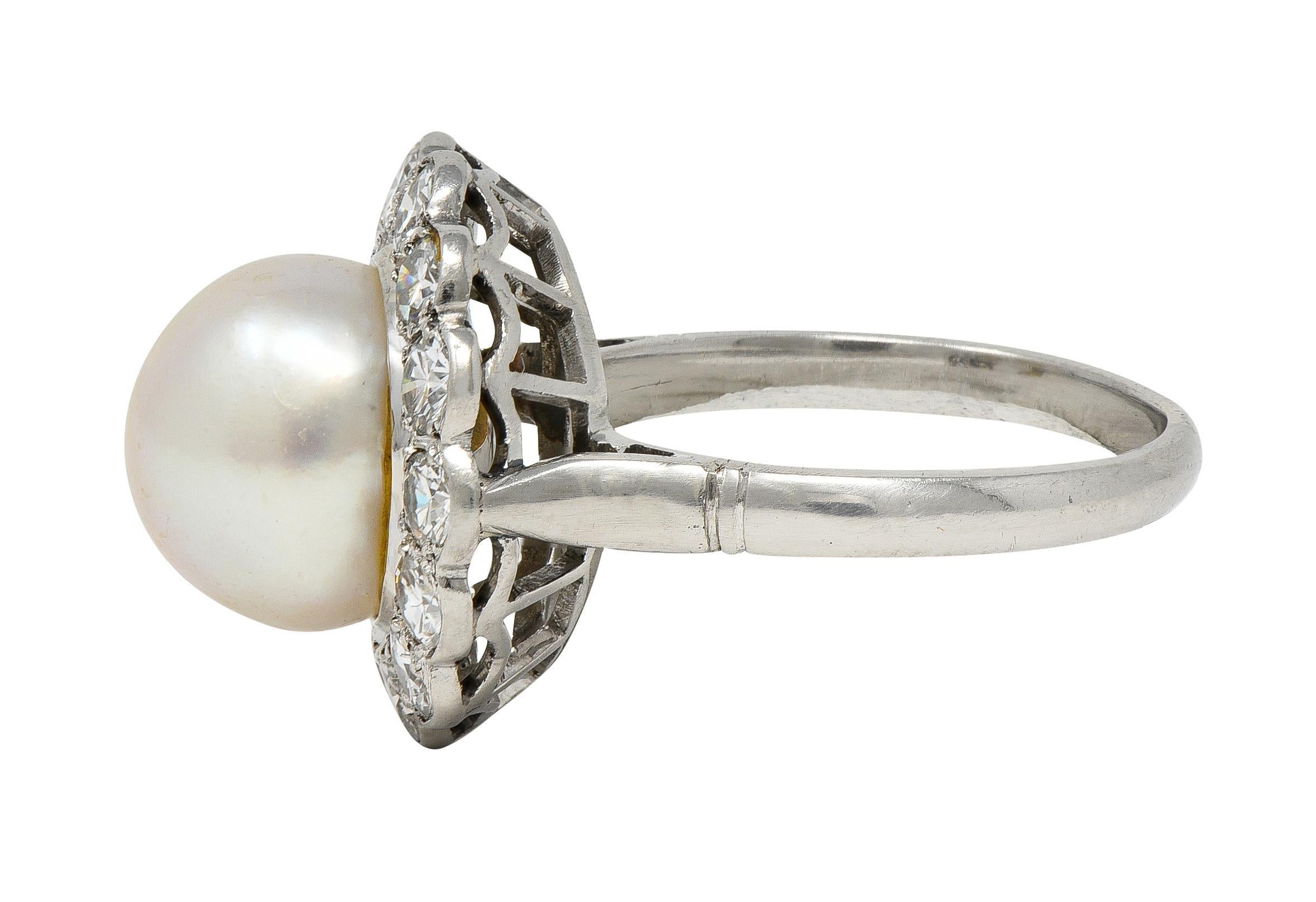 Anello aureola vintage in platino con diamante e perla di metà secolo in vendita 1