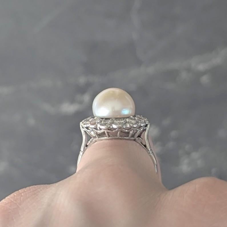 Anello aureola vintage in platino con diamante e perla di metà secolo in vendita 3