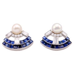 Orecchini con perle, diamanti e zaffiri in oro bianco 18 carati del Mid Century