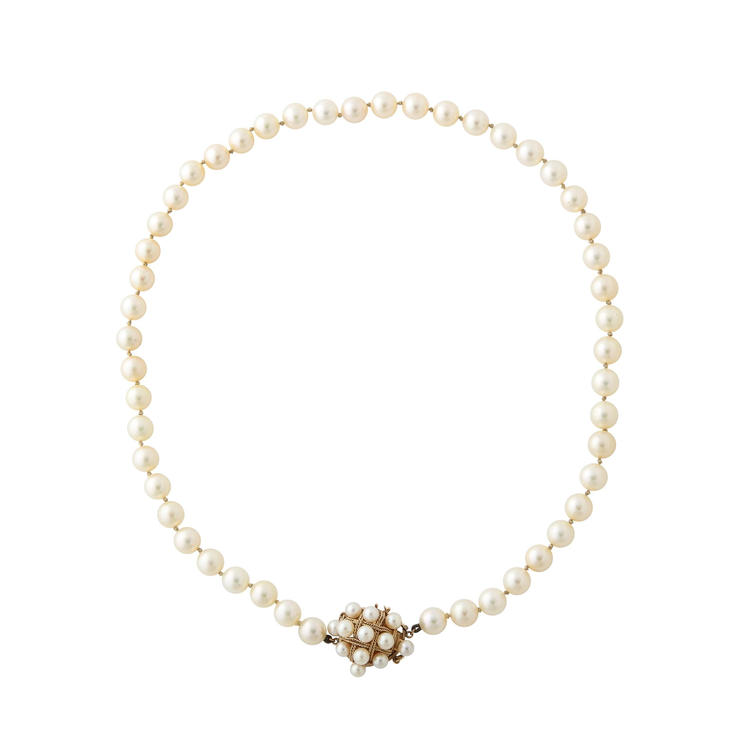 Le collier moderniste du milieu du siècle comporte 49 perles de 6 mm et un fermoir avec un motif de corde tressée 14k torsadée en forme de hachure transversale et est serti de 11 perles plus petites.  On peut le porter avec le fermoir à l'avant ou à