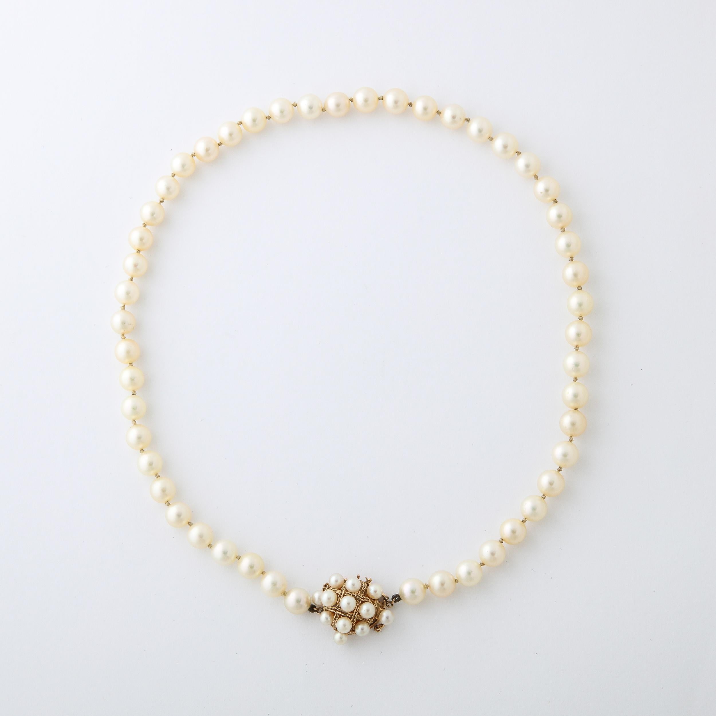 Mid-Century Pearl & Gold Necklace with Cross hatch Design Clasp  In Excellent Condition For Sale In New York, NY