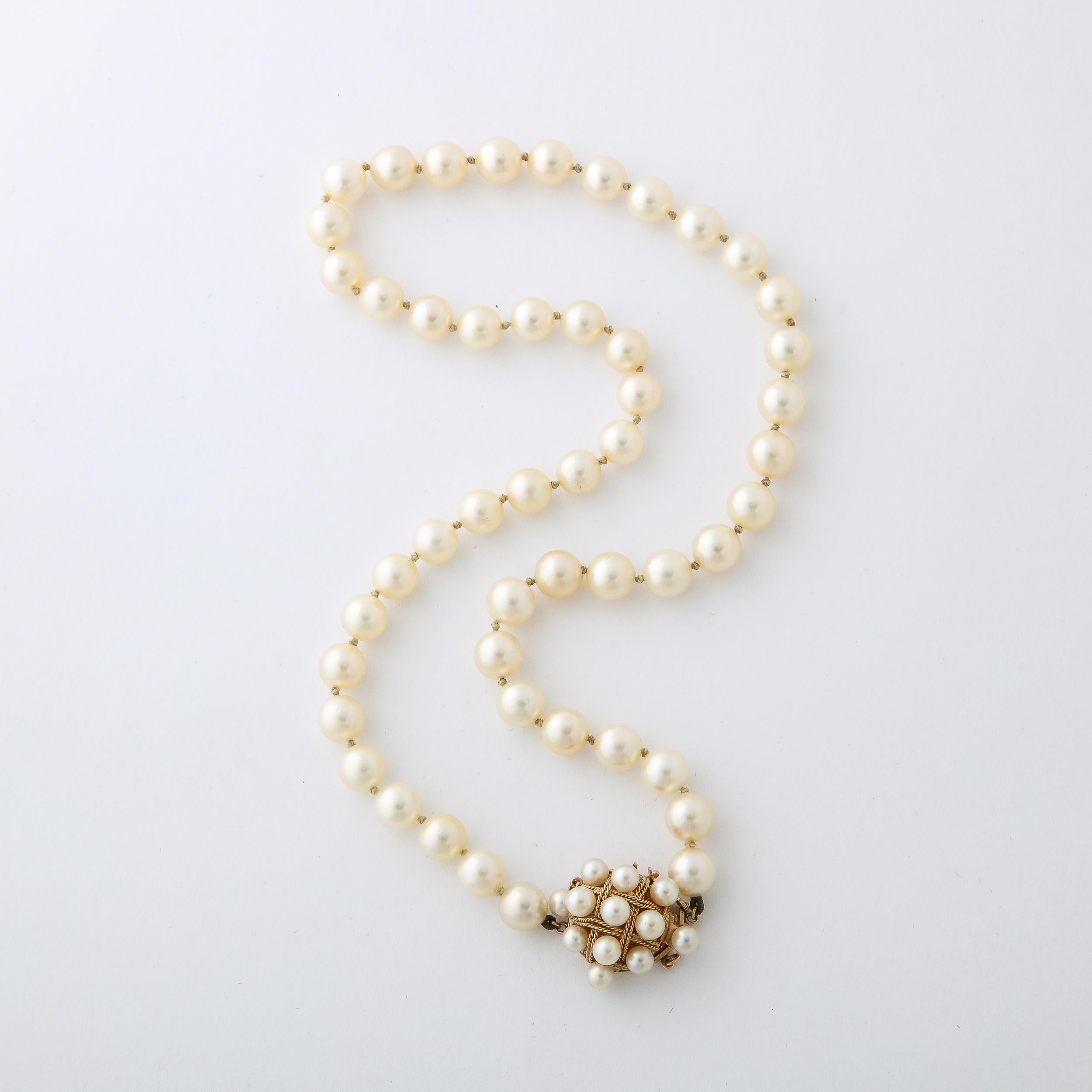 Mid-Century Perlen & Gold Halskette mit Kreuzschlitz Design Verschluss  im Angebot 2