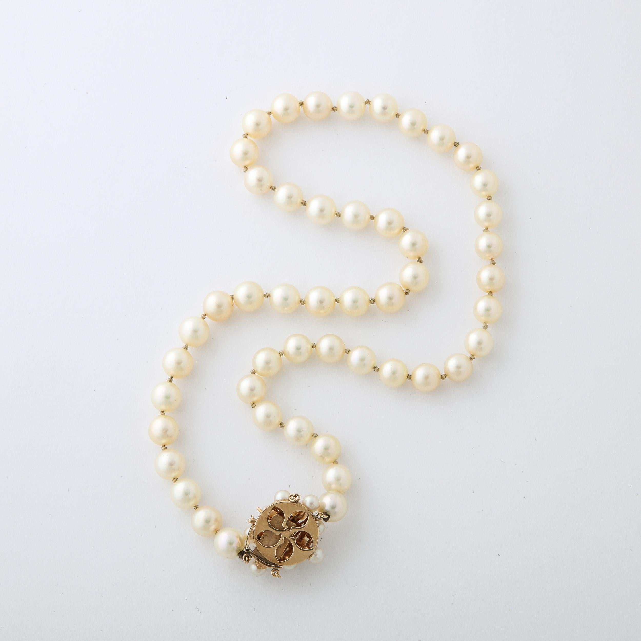 Mid-Century Pearl & Gold Necklace with Cross hatch Design Clasp  For Sale 2