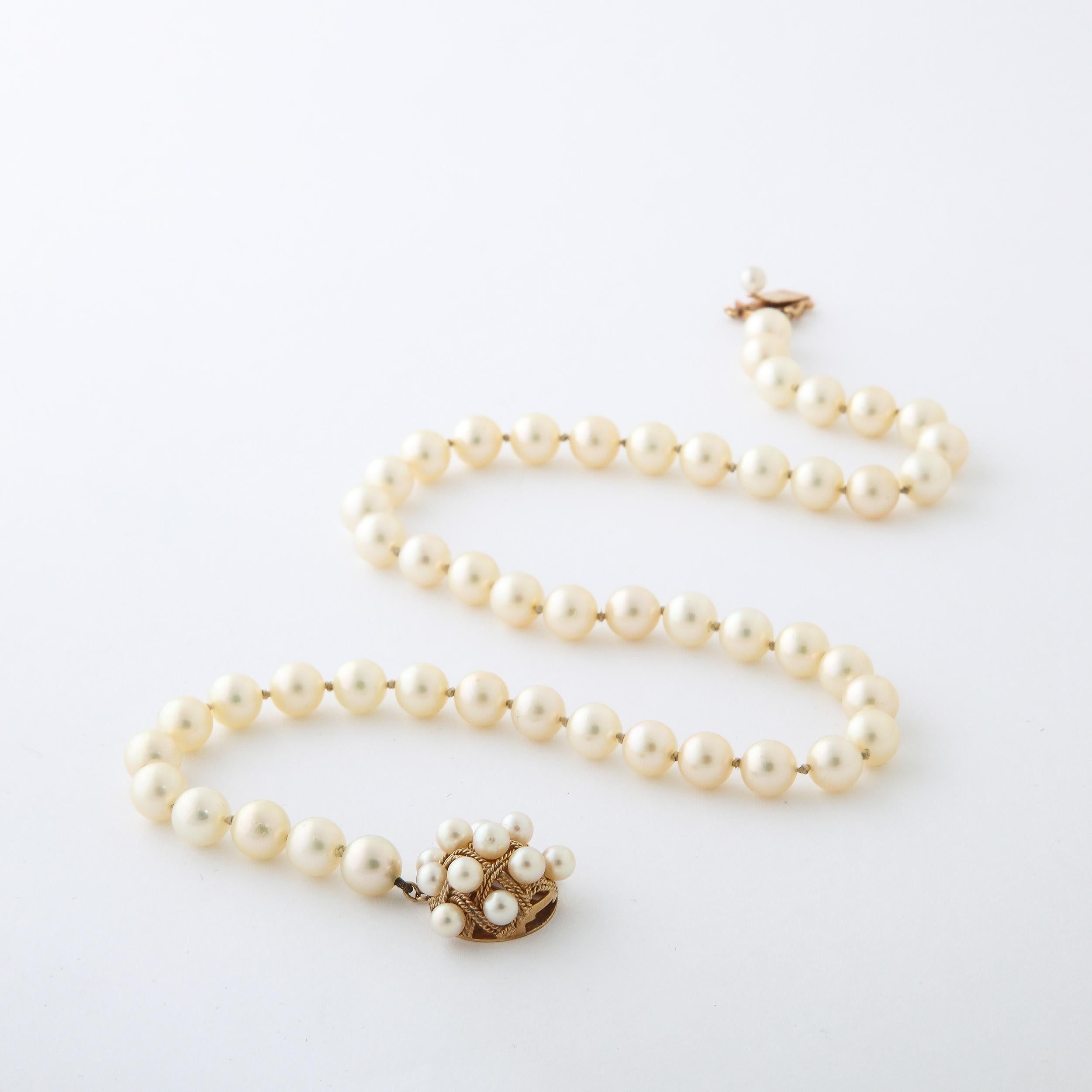 Mid-Century Pearl & Gold Necklace with Cross hatch Design Clasp  For Sale 3
