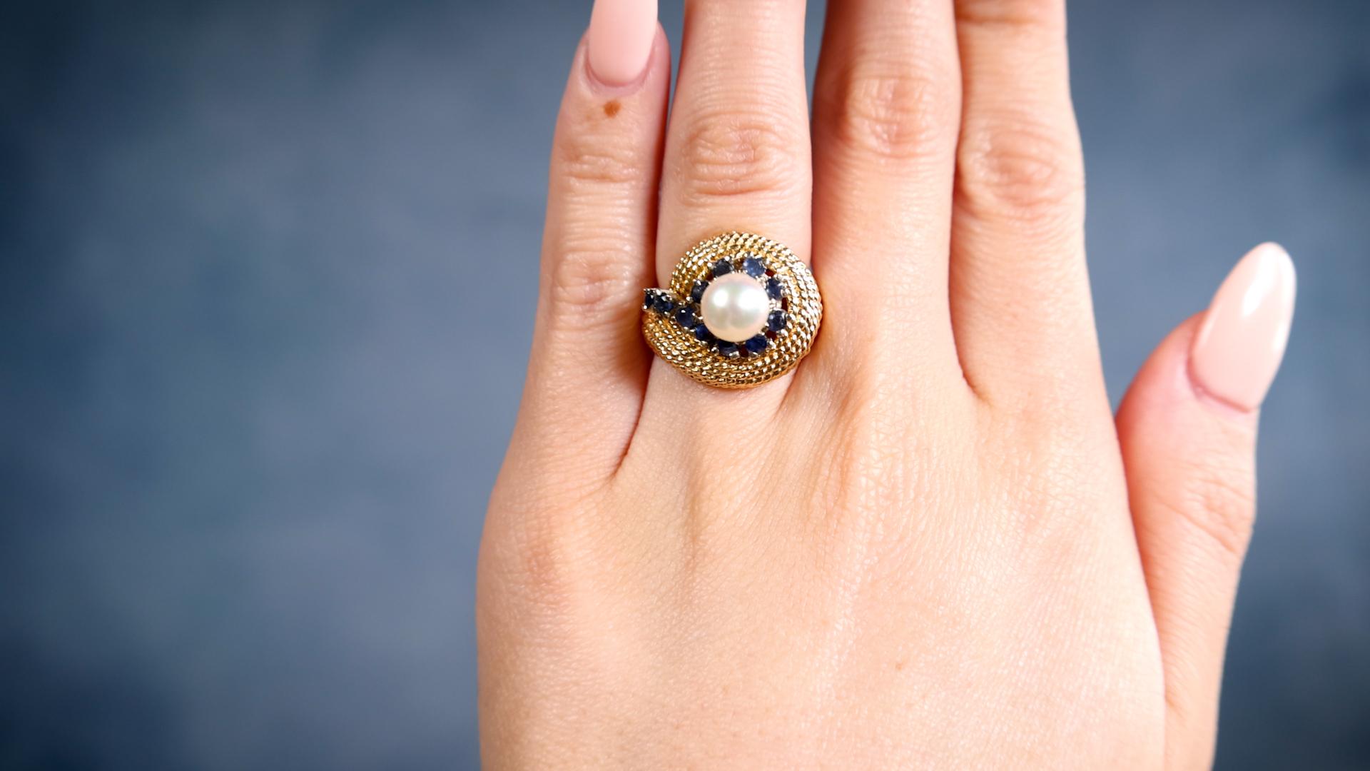 Round Cut Mid-Century Pearl Sapphire 14k Yellow Gold Ring For Sale