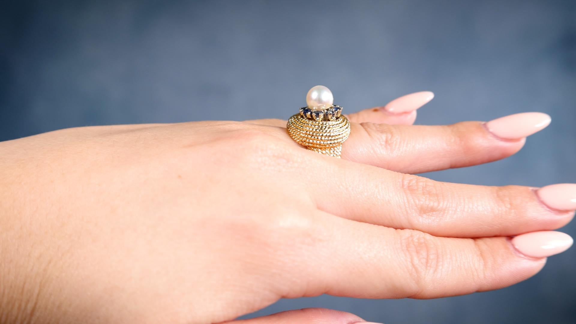 Mid-Century Pearl Sapphire 14k Yellow Gold Ring In Good Condition For Sale In Beverly Hills, CA