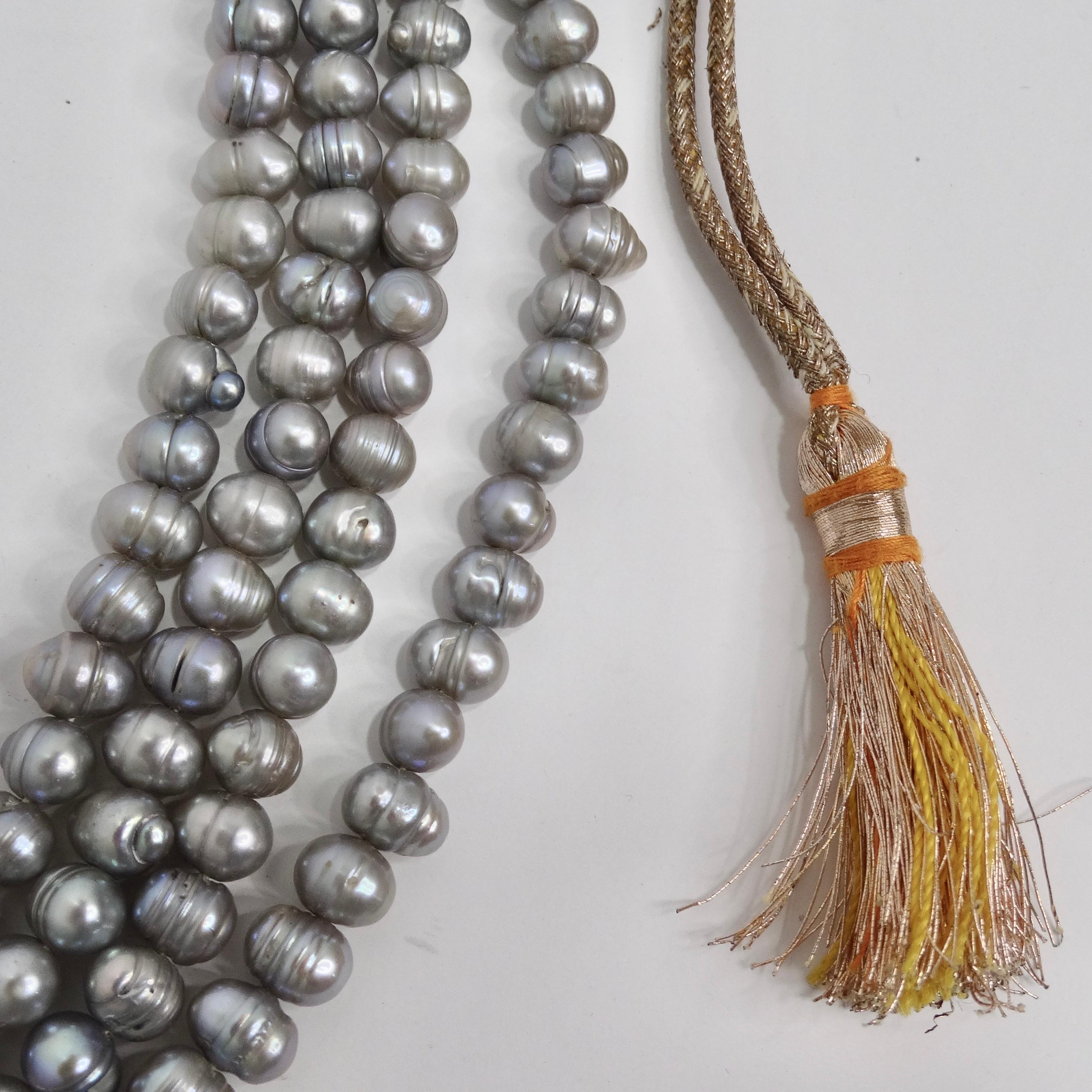 Entdecken Sie zeitlose Eleganz mit unserer Mid Century Pearl Tassel Necklace! Mit dieser atemberaubenden, von der Mitte des Jahrhunderts inspirierten Halskette, die klassische Raffinesse und moderne Funktionalität miteinander verbindet, können Sie