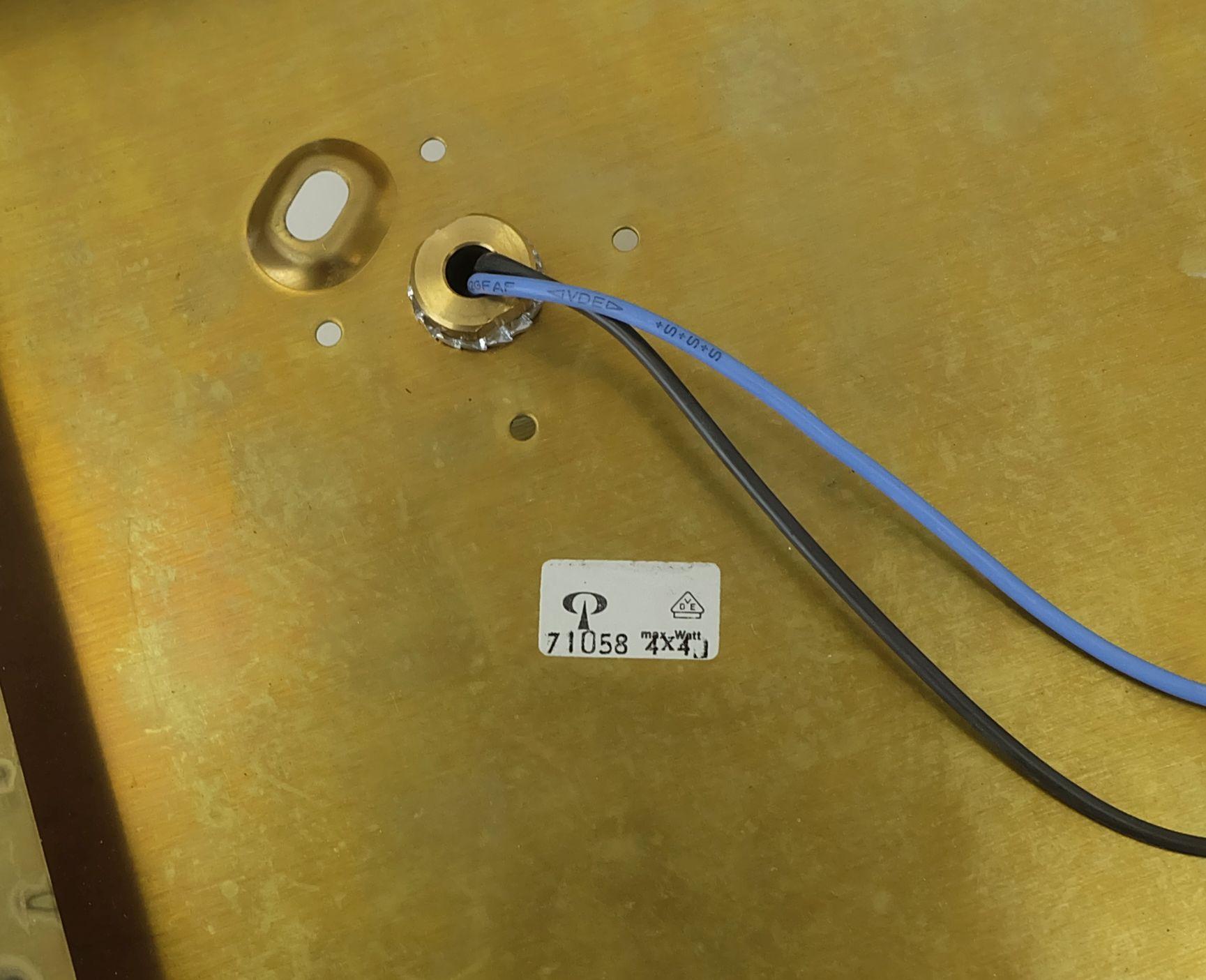 Un très beau plafonnier des années 1960-1970 de Peill & Putzler, modèle no. 71058. Base en laiton avec finition brossée, quatre abat-jours cubiques en verre épais transparent. Pour les ampoules E14. Elle est plus belle avec des ampoules plaquées or