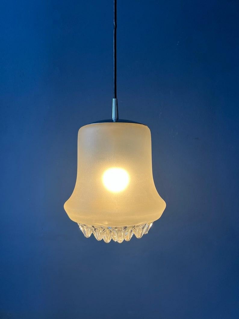 Lampada a sospensione in vetro smerigliato di Peill & Putzler, unica nel suo genere, risalente alla metà del secolo scorso. La lampada ha un aspetto gelido grazie all'effetto smerigliato e alle gocce di ghiaccio sottostanti. La lampada richiede una