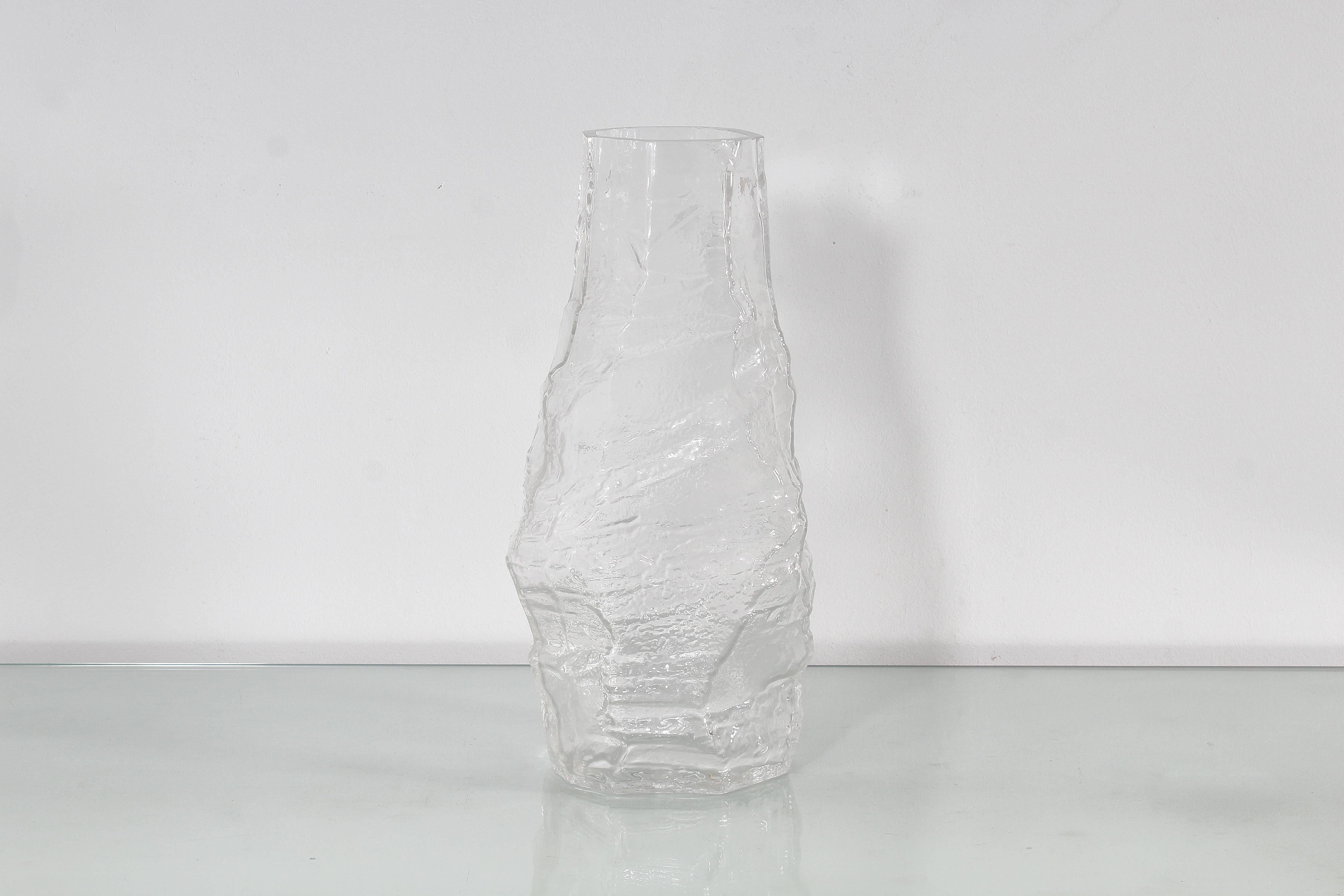 Allemand Peill & Putzler épais du milieu du siècle  Vase en verre glacier, Allemagne, années 1970 en vente