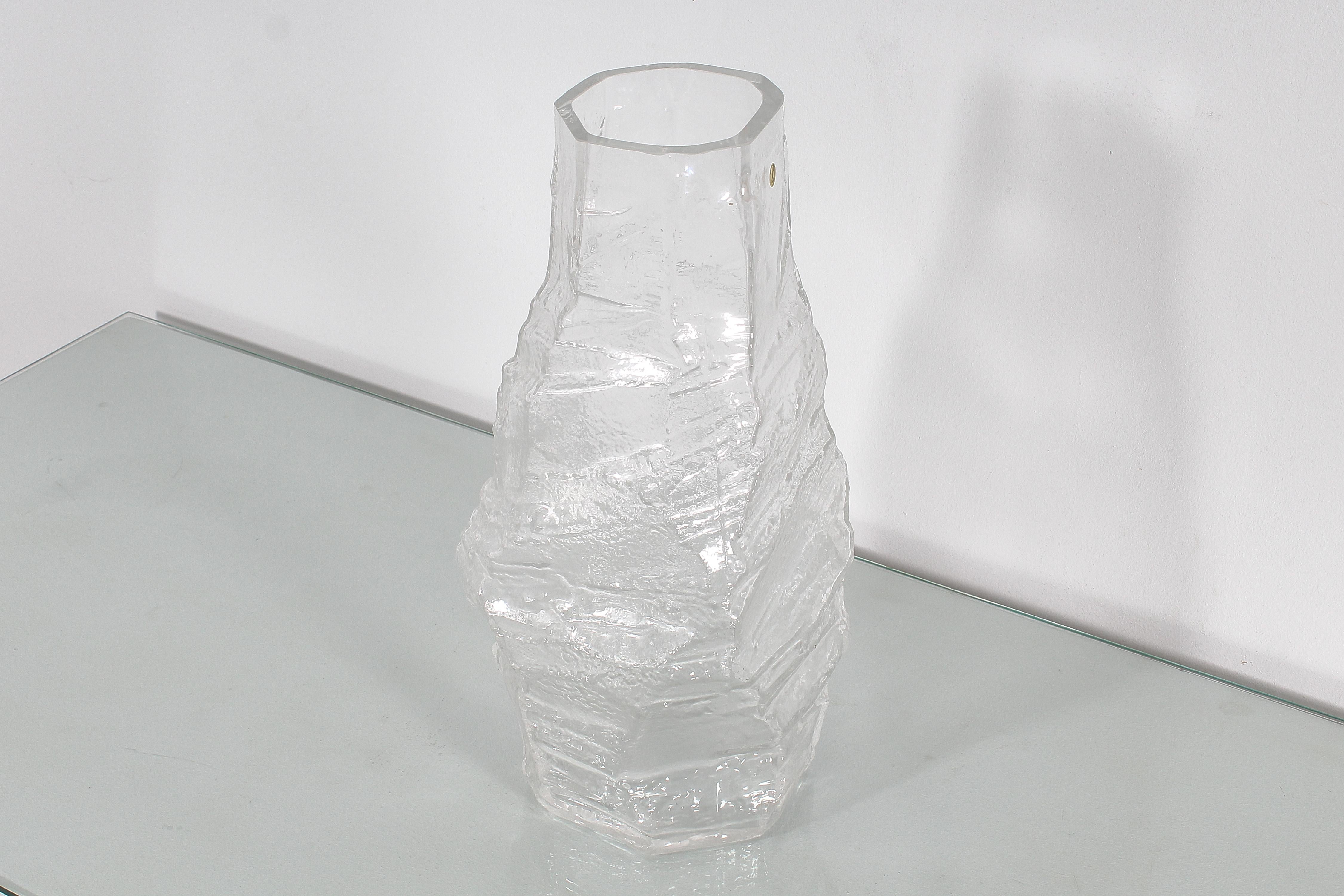 Peill & Putzler épais du milieu du siècle  Vase en verre glacier, Allemagne, années 1970 Bon état - En vente à Palermo, IT