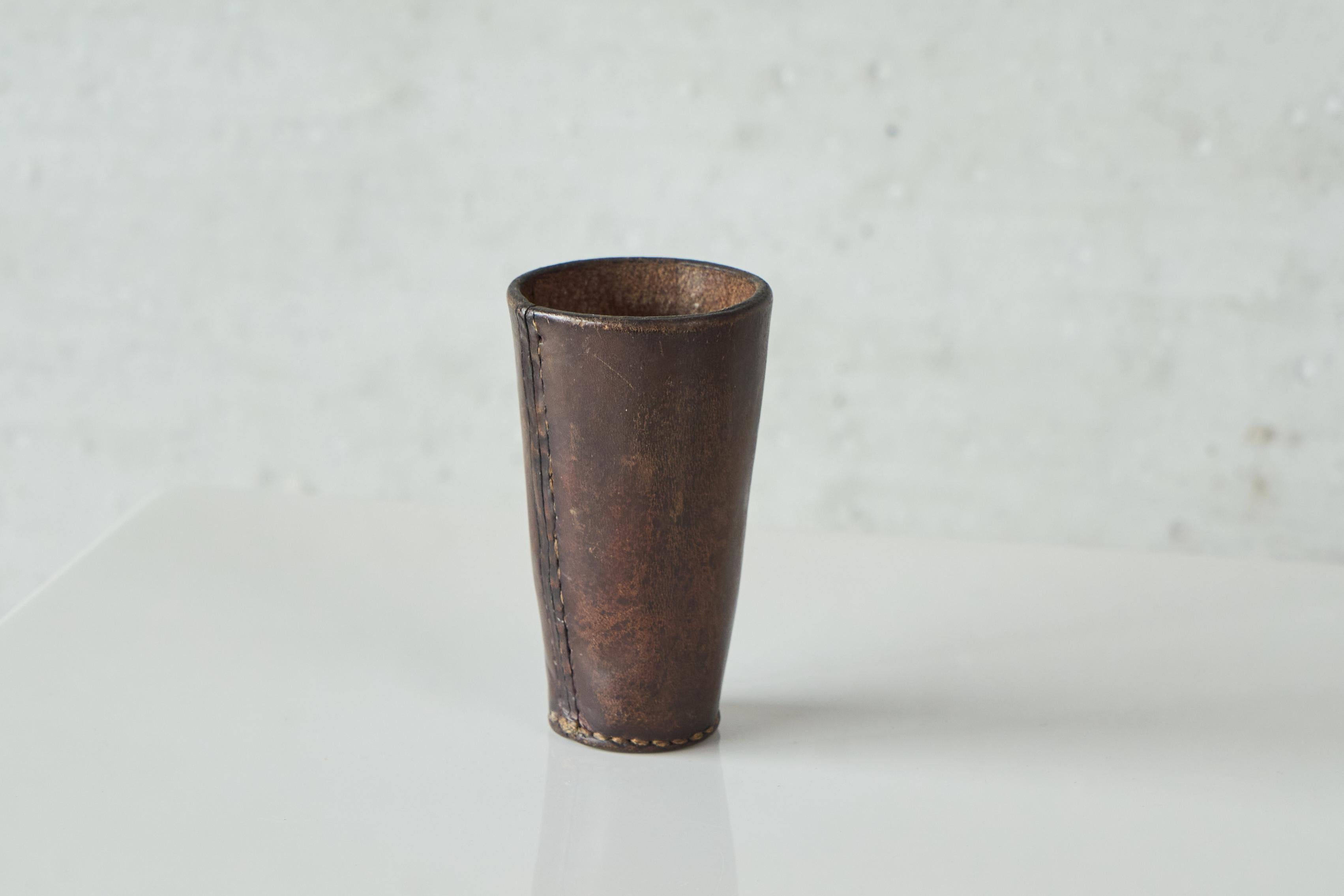 Mid Century Pen Holder in Patinated Leather 1960s.

Beautiful mid century pen holder / cup in dark brown patinated leather. Slender design with nice stitching. 

A great addition to your desk.

About ORNAMENTUM

ORNAMENTUM - where we find perfection