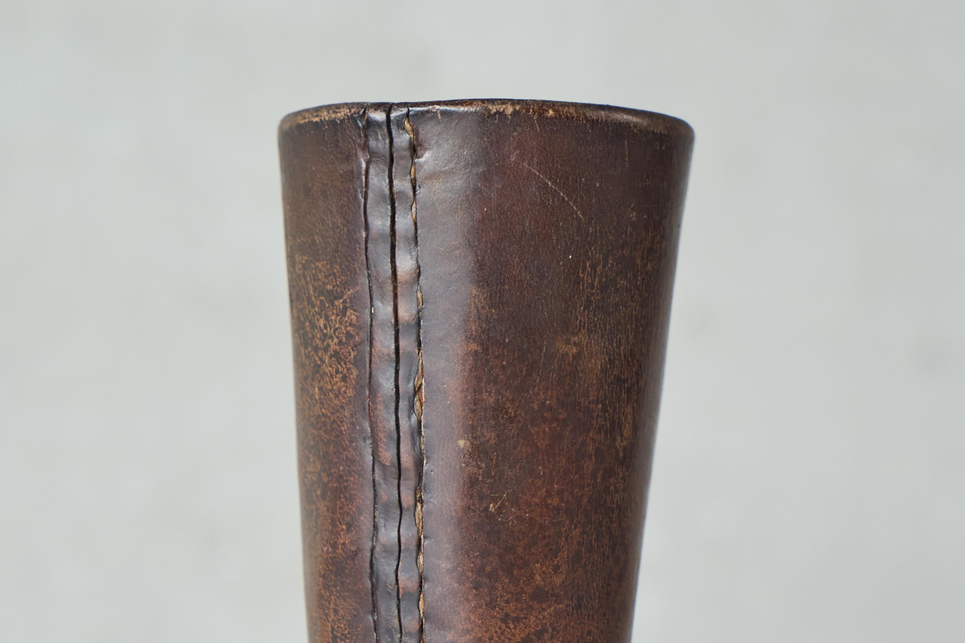 Mid Century Pen Holder in Patinated Leather 1960s (Moderne der Mitte des Jahrhunderts) im Angebot