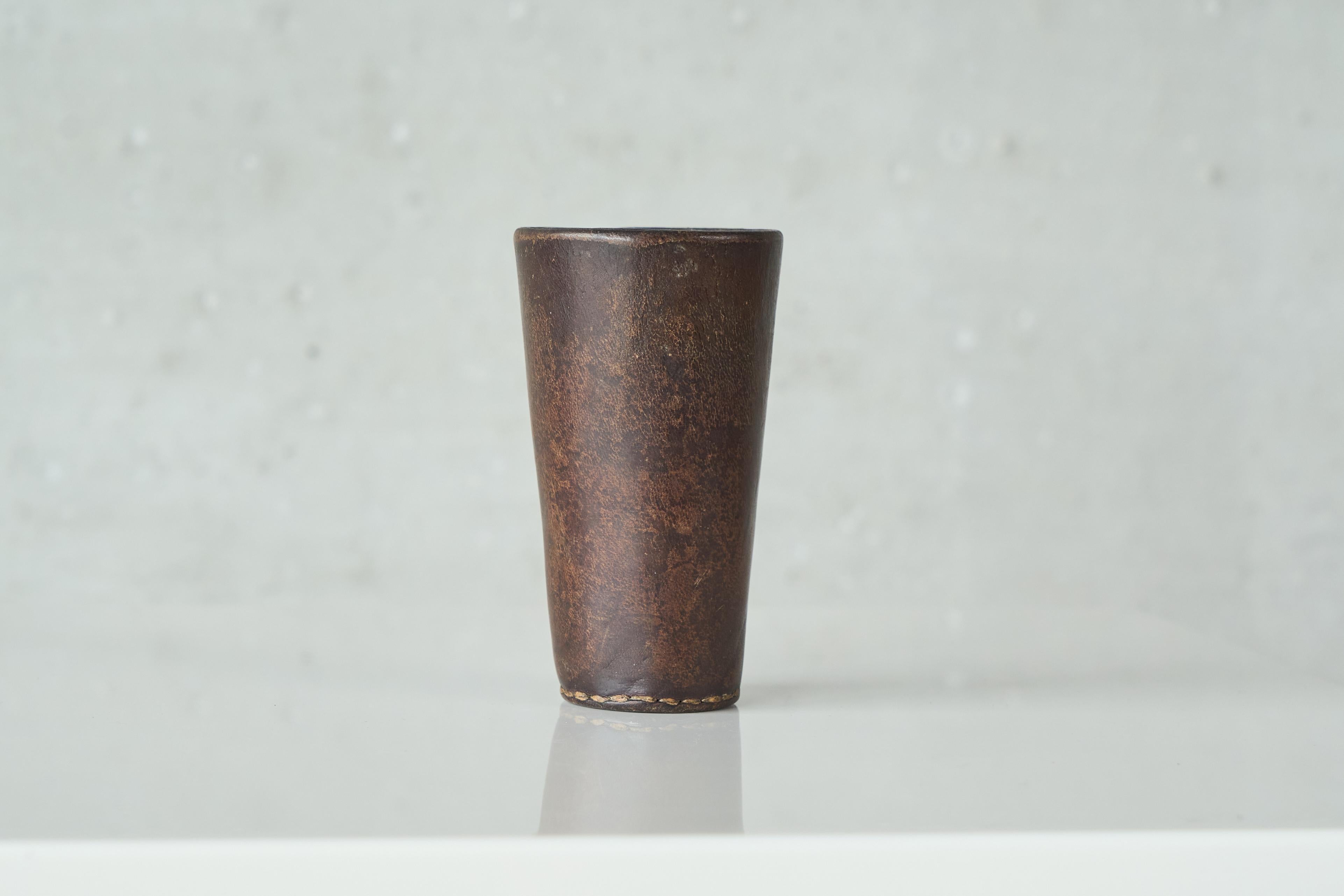 Mid Century Pen Holder in Patinated Leather 1960s (Europäisch) im Angebot