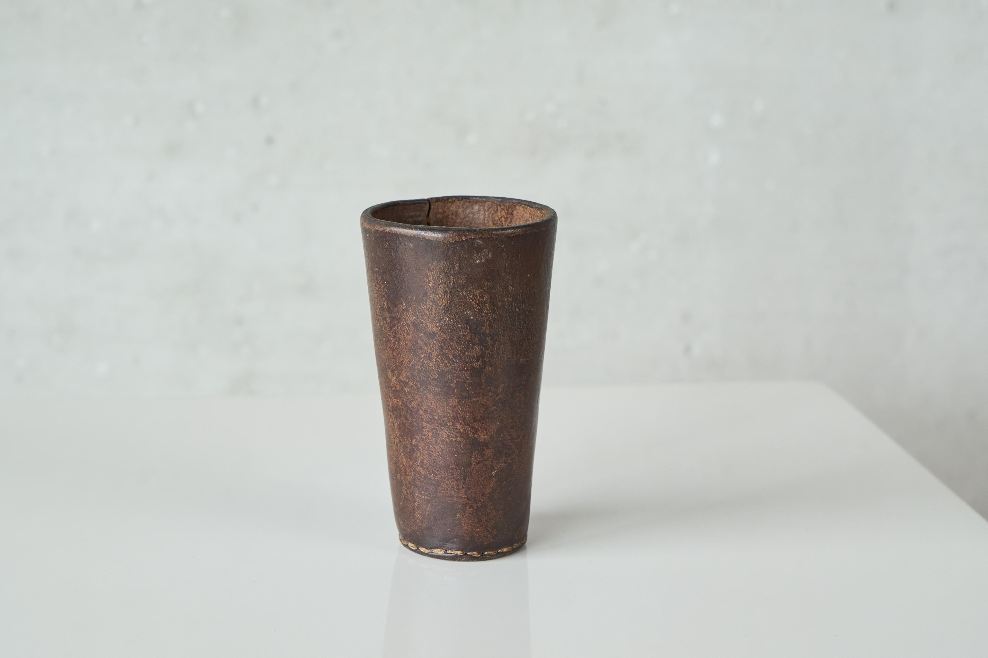 Mid Century Pen Holder in Patinated Leather 1960s (Handgefertigt) im Angebot