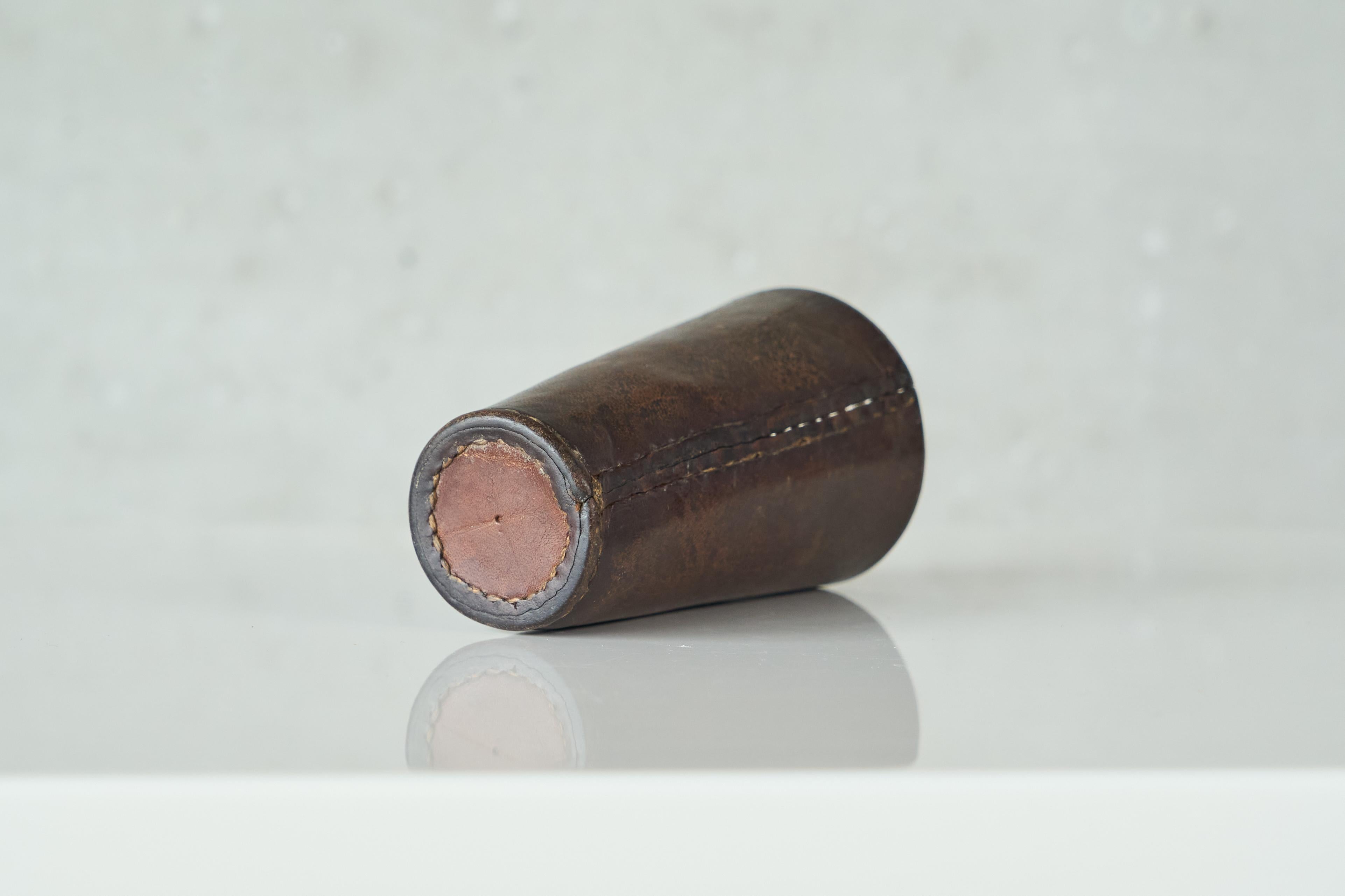 Mid Century Pen Holder in Patinated Leather 1960s (20. Jahrhundert) im Angebot