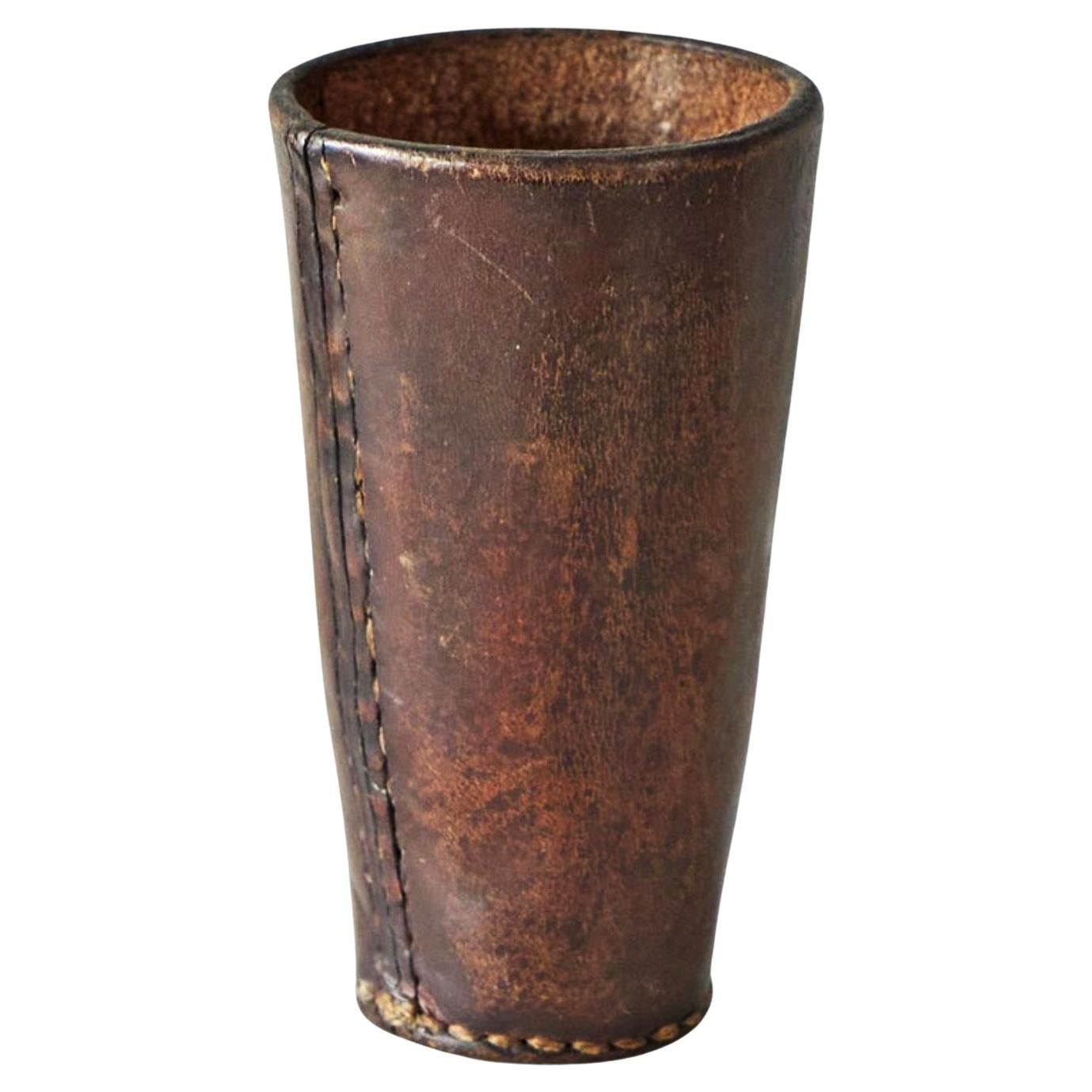 Mid Century Pen Holder in Patinated Leather 1960s im Angebot